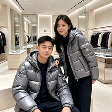 Moncler 蒙口2026秋冬新品发布,蒙口最新款亮光羽绒出货,柜上同步,面料及辅料全部订制,帽子可脱卸,面料涂层有股 Moncler 蒙口2026秋冬新品发布,蒙口最新款亮光羽绒出货,柜上同步,面料及辅料全部订制,帽子可脱卸,面料涂层有股