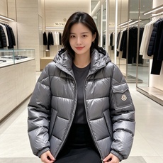 Moncler 蒙口2026秋冬新品发布,蒙口最新款亮光羽绒出货,柜上同步,面料及辅料全部订制,帽子可脱卸,面料涂层有股 Moncler 蒙口2026秋冬新品发布,蒙口最新款亮光羽绒出货,柜上同步,面料及辅料全部订制,帽子可脱卸,面料涂层有股