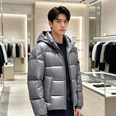 Moncler 蒙口2026秋冬新品发布,蒙口最新款亮光羽绒出货,柜上同步,面料及辅料全部订制,帽子可脱卸,面料涂层有股 Moncler 蒙口2026秋冬新品发布,蒙口最新款亮光羽绒出货,柜上同步,面料及辅料全部订制,帽子可脱卸,面料涂层有股