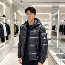 Moncler 蒙口2026秋冬新品发布,蒙口最新款亮光羽绒出货,柜上同步,面料及辅料全部订制,帽子可脱卸,面料涂层有股 Moncler 蒙口2026秋冬新品发布,蒙口最新款亮光羽绒出货,柜上同步,面料及辅料全部订制,帽子可脱卸,面料涂层有股