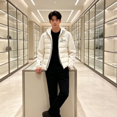 Moncler 蒙口 FW2026新款连帽拼羽绒夹克外套。经典款,一件难求。采用原版定制面料,正身充90绒,拼接设计,时 Moncler 蒙口 FW2026新款连帽拼羽绒夹克外套。经典款,一件难求。采用原版定制面料,正身充90绒,拼接设计,时