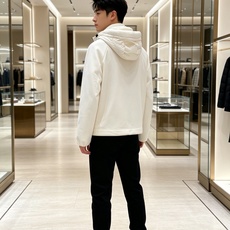Moncler 蒙口 FW2026新款连帽拼羽绒夹克外套。经典款,一件难求。采用原版定制面料,正身充90绒,拼接设计,时 Moncler 蒙口 FW2026新款连帽拼羽绒夹克外套。经典款,一件难求。采用原版定制面料,正身充90绒,拼接设计,时