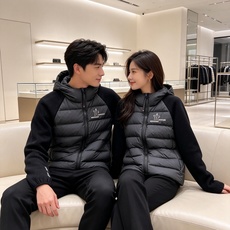 Moncler 蒙口 FW2026新款连帽拼羽绒夹克外套。经典款,一件难求。采用原版定制面料,正身充90绒,拼接设计,时 Moncler 蒙口 FW2026新款连帽拼羽绒夹克外套。经典款,一件难求。采用原版定制面料,正身充90绒,拼接设计,时