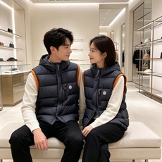 Moncler 蒙口羽绒 NEW# 2026 FW秋冬新款# 🔥爆款出货#Mon饱满羽绒马甲# 定制级别外料,甄选vis Moncler 蒙口羽绒 NEW# 2026 FW秋冬新款# 🔥爆款出货#Mon饱满羽绒马甲# 定制级别外料,甄选vis