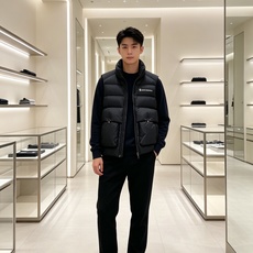 Moncler 蒙口🆕🆕🆕 26年冬季新款羽绒马甲 立领羽绒马甲,原版订制五金配件,采用顶级90白鸭绒超柔软,上身效果超 Moncler 蒙口🆕🆕🆕 26年冬季新款羽绒马甲 立领羽绒马甲,原版订制五金配件,采用顶级90白鸭绒超柔软,上身效果超