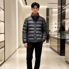 Armani 阿玛尼 2026秋冬专柜同步新品发布,最新款立领羽绒服出货,全部原版购入,无论面料和辅料,真正做到了1:1 Armani 阿玛尼 2026秋冬专柜同步新品发布,最新款立领羽绒服出货,全部原版购入,无论面料和辅料,真正做到了1:1
