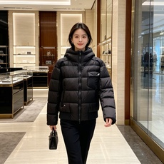 Dior 迪奥 🆕🆕🆕26年冬季最新羽绒服 立体剪裁廓形版型上身显瘦帅气!胸前小logo设计、时尚感极强。保暖拒绝臃肿! Dior 迪奥 🆕🆕🆕26年冬季最新羽绒服 立体剪裁廓形版型上身显瘦帅气!胸前小logo设计、时尚感极强。保暖拒绝臃肿!