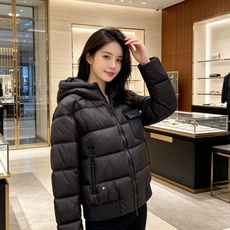 Dior 迪奥 🆕🆕🆕26年冬季最新羽绒服 立体剪裁廓形版型上身显瘦帅气!胸前小logo设计、时尚感极强。保暖拒绝臃肿! Dior 迪奥 🆕🆕🆕26年冬季最新羽绒服 立体剪裁廓形版型上身显瘦帅气!胸前小logo设计、时尚感极强。保暖拒绝臃肿!