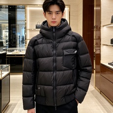 Dior 迪奥 🆕🆕🆕26年冬季最新羽绒服 立体剪裁廓形版型上身显瘦帅气!胸前小logo设计、时尚感极强。保暖拒绝臃肿! Dior 迪奥 🆕🆕🆕26年冬季最新羽绒服 立体剪裁廓形版型上身显瘦帅气!胸前小logo设计、时尚感极强。保暖拒绝臃肿!