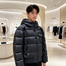 Dior 迪奥 🆕🆕🆕26年冬季最新羽绒服 立体剪裁廓形版型上身显瘦帅气!胸前小logo设计、时尚感极强。保暖拒绝臃肿! Dior 迪奥 🆕🆕🆕26年冬季最新羽绒服 立体剪裁廓形版型上身显瘦帅气!胸前小logo设计、时尚感极强。保暖拒绝臃肿!