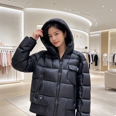 Dior 迪奥 🆕🆕🆕26年冬季最新羽绒服 立体剪裁廓形版型上身显瘦帅气!胸前小logo设计、时尚感极强。保暖拒绝臃肿! Dior 迪奥 🆕🆕🆕26年冬季最新羽绒服 立体剪裁廓形版型上身显瘦帅气!胸前小logo设计、时尚感极强。保暖拒绝臃肿!