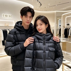 Dior 迪奥 🆕🆕🆕26年冬季最新羽绒服 立体剪裁廓形版型上身显瘦帅气!胸前小logo设计、时尚感极强。保暖拒绝臃肿! Dior 迪奥 🆕🆕🆕26年冬季最新羽绒服 立体剪裁廓形版型上身显瘦帅气!胸前小logo设计、时尚感极强。保暖拒绝臃肿!