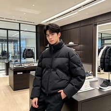 特级羽绒⬆️Moncler Genius天才设计师Seymour短款男女款羽绒夹克外套.Moncler x EE72 b 特级羽绒⬆️Moncler Genius天才设计师Seymour短款男女款羽绒夹克外套.Moncler x EE72 b