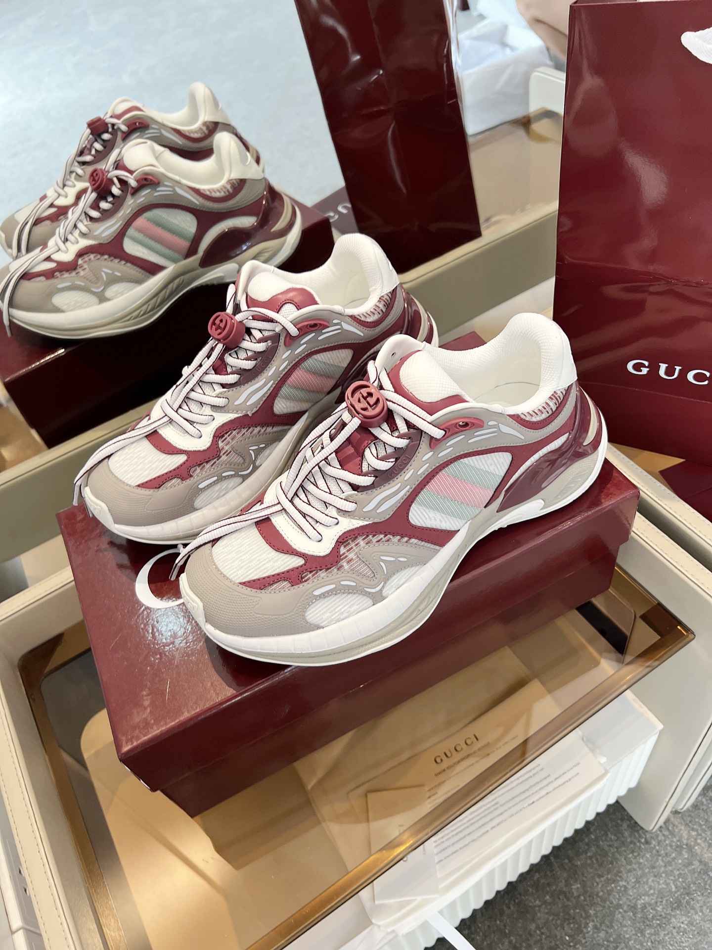 Gucci Zapatillas Deportivas 2.0 con Rayas Icónicas y Diseño Innovador