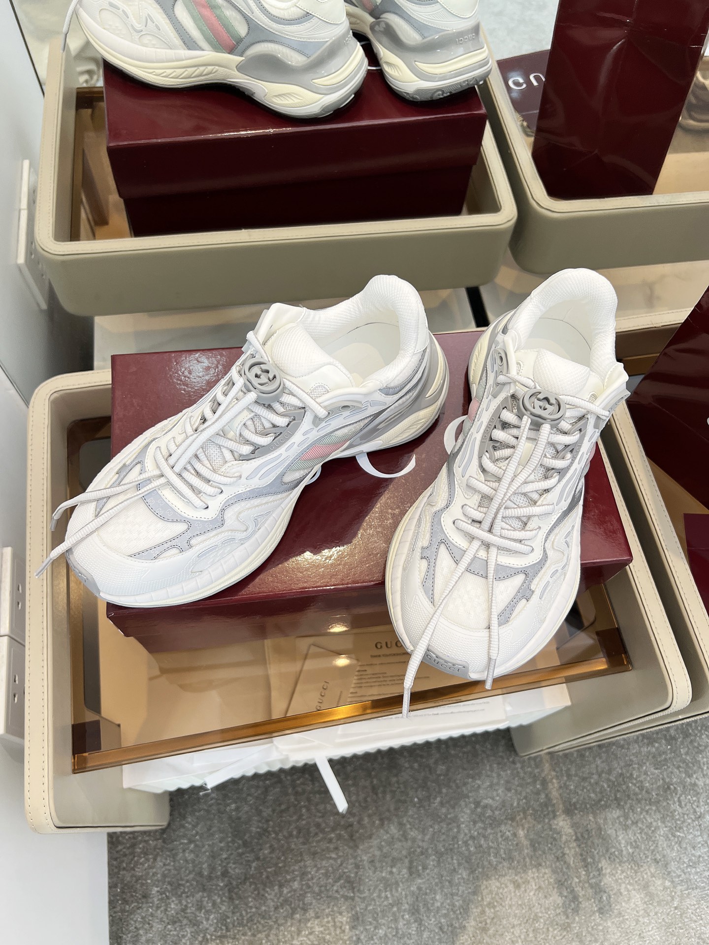 Gucci 2.0 Sneakers - Iconische Strepen, Futuristisch Design, Ultieme Trendsetter