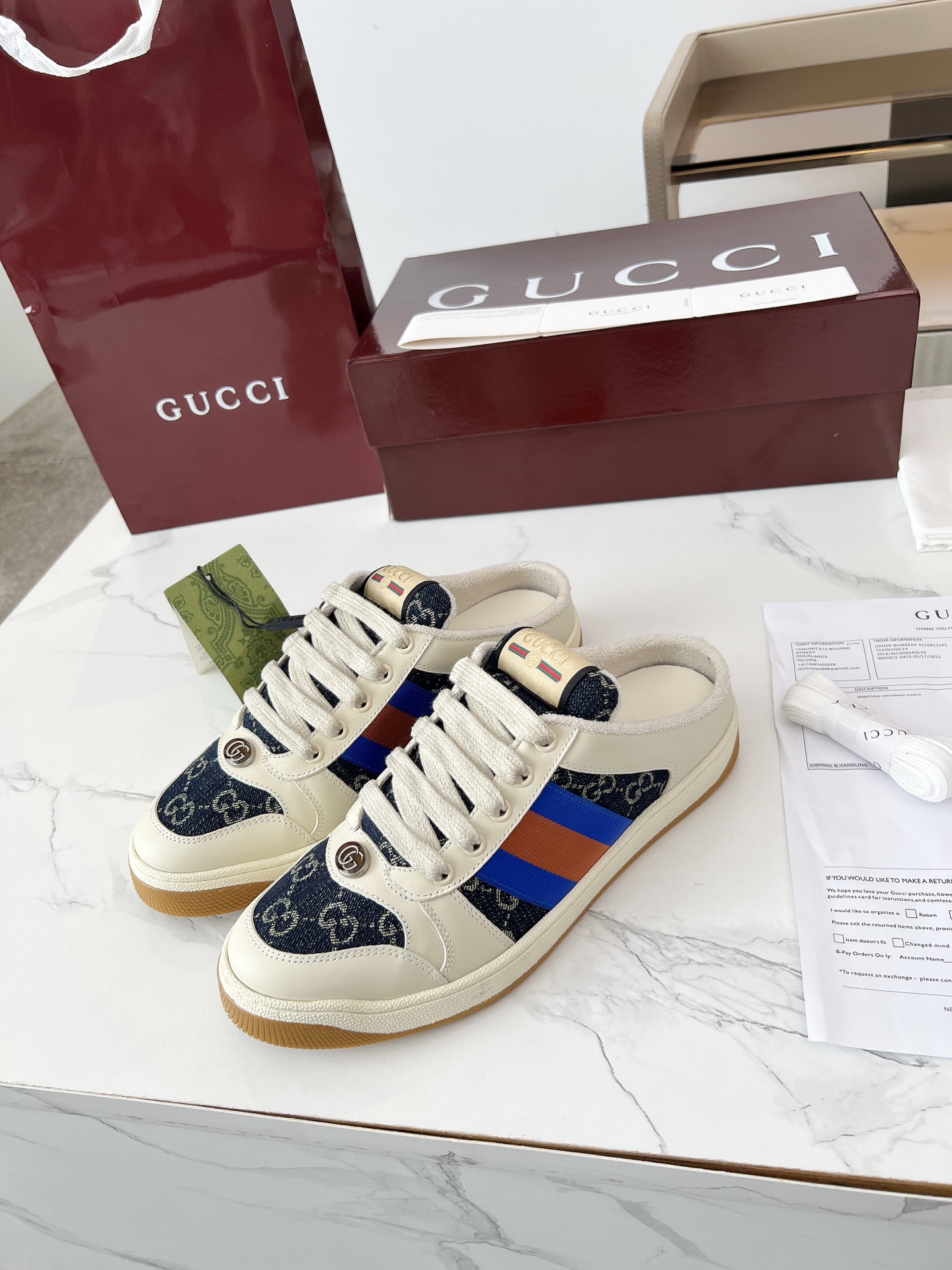 NO:536996,The name of the Screener series is inspired by defensive actions in sports. The design of the sneakers is constantly drawn from classic sneakers from the 1970s. This mules are presented in beige leather. The sides are decorated with red and green striped webbing, cleverly embellishing the retro Gucci logo. Product details · Beige leather · GG canvas piping · Red and green webbing · Metal double G oval enamel details · Gucci retro logo tag · Two-color thick sole · Another pair of shoelaces · Low heel · 3 cm heel height · 35-40, casual shoes/sports, gucci, sneakers19860909Screener系列名称的灵感来源于体育运动中的防守动作,运动鞋的设计从20世纪70年代的经典运动鞋不断汲取灵感.这款穆勒鞋以米色皮革呈现.侧面饰红绿条纹织带,巧妙点缀复古Gucci标识. 商品细节 ·米色皮革·GG帆布滚边·红绿织带 ·饰金属双G椭圆形珐琅细节·饰Gucci复古标识标签·双色厚实鞋底·另附一副鞋带·低跟 ·3厘米跟高·35-40,休闲鞋/运动鞋,gucci,sneakers,Women's Shoes