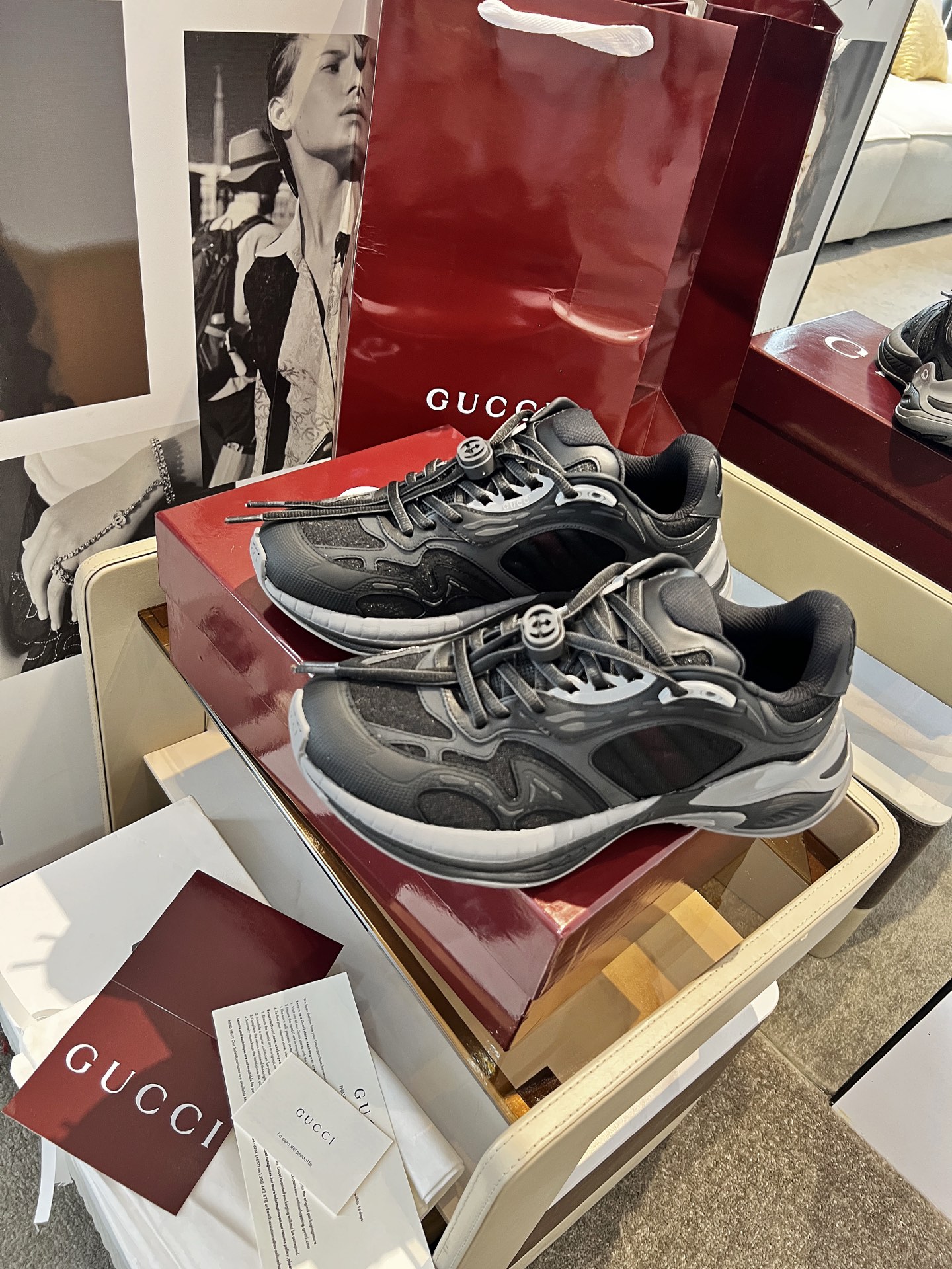 NO:349813,Gucci series 2.0 sports shoes are heavily in the creation of a new rejuvenation interpretation of the brand's iconic striped webbing elements. When retro genes hit the futuristic design, this pair of Gucci new shoes directly pull the trend threshold. Color matching caron contrast + classic stripes, GG reflective piping, visual impact, and comes with high-gloss filters. Multi-layer different material splicing, mesh breathable, leather shaped, outsole EVA foaming and TPU combination fashionable and practical double online. Details are made of double G midsole + iconic double G lock shoelaces, retro DNA is crazy and fussy, every step is on the trend aesthetics. Male 39-45,,gucci,gucci,sneakers19860909Gucci系列 2.0运动鞋重金打造焕新演绎品牌标志性条纹织带元素当复古基因撞上未来感设计这双古驰新鞋直接把潮流阈值拉满 配色卡龙撞色+经典条纹,GG反光滚边,视觉冲击拿捏,出街自带高光滤镜 结构多层异材质拼接,网纱透气、皮革定型,大底EVA发泡及TPU组合时髦与实用双在线 细节做双G中底+标志性双G锁扣鞋带,复古DNA疯狂躁动,每一步都踩在潮流审美上 配码男39-45,,gucci,gucci,sneakers,Men's shoes