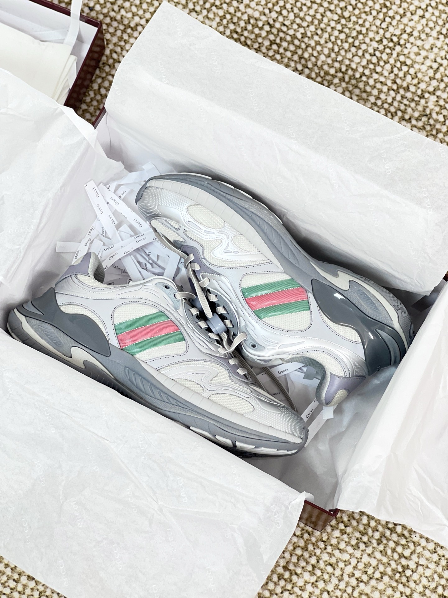 NO:556972,Real-price Gucci series 2.0 sneakers are heavily invested to create a new interpretation of the brand's iconic striped webbing elements. When retro genes collide with futuristic design, these new Gucci shoes directly push the trend threshold. The color combination is caron contrast + classic stripes, GG reflective piping, visual impact, and comes with a high-gloss filter for street use. The structure is multi-layer splicing of different materials, mesh is breathable, leather is shaped, and the outsole EVA foam and TPU combine fashion and practicality online.  Detailed double G midsole + iconic double G lock shoelaces, retro DNA is crazy and restless, and every step is based on trendy aesthetics. Sizes for men are 39-45, gucci, gucci, sneakers19860909实价Gucci系列 2.0运动鞋重金打造焕新演绎品牌标志性条纹织带元素当复古基因撞上未来感设计这双古驰新鞋直接把潮流阈值拉满 配色卡龙撞色+经典条纹,GG反光滚边,视觉冲击拿捏,出街自带高光滤镜 结构多层异材质拼接,网纱透气、皮革定型,大底EVA发泡及TPU组合时髦与实用双在线 细节做双G中底+标志性双G锁扣鞋带,复古DNA疯狂躁动,每一步都踩在潮流审美上 配码男39-45,,gucci,gucci,sneakers,Men's shoes