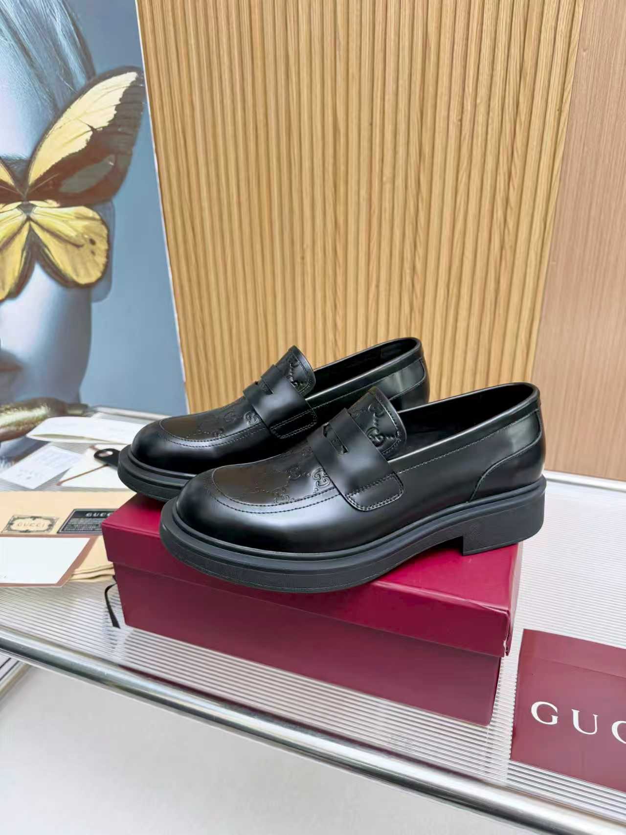 NO:729424,Affordable GUCCI lace-up leather shoes, full of texture. Made of fine full-grain calf leather, it shows high-end style, and the classic brand logo hides ingenious details. The thick-soled design adds a sense of fashion and can also quietly lengthen the leg lines. Whether it is a business occasion or a casual party, it can easily make you the center of attention. Step on it and start your own gentleman's fashion journey. 39-45,,gucci,cowhide19860909实价GUCCI 系带皮鞋,质感满满.细腻的全粒面小牛皮材质,尽显高级格调,经典的品牌标识暗藏细节巧思.厚底设计增添时尚感的同时,还能悄悄拉长腿部线条.无论是商务场合还是休闲聚会,它都能让你轻松成为焦点.踏上它,开启属于你的绅士时尚之旅. 39-45,,gucci,cowhide,Men's shoes