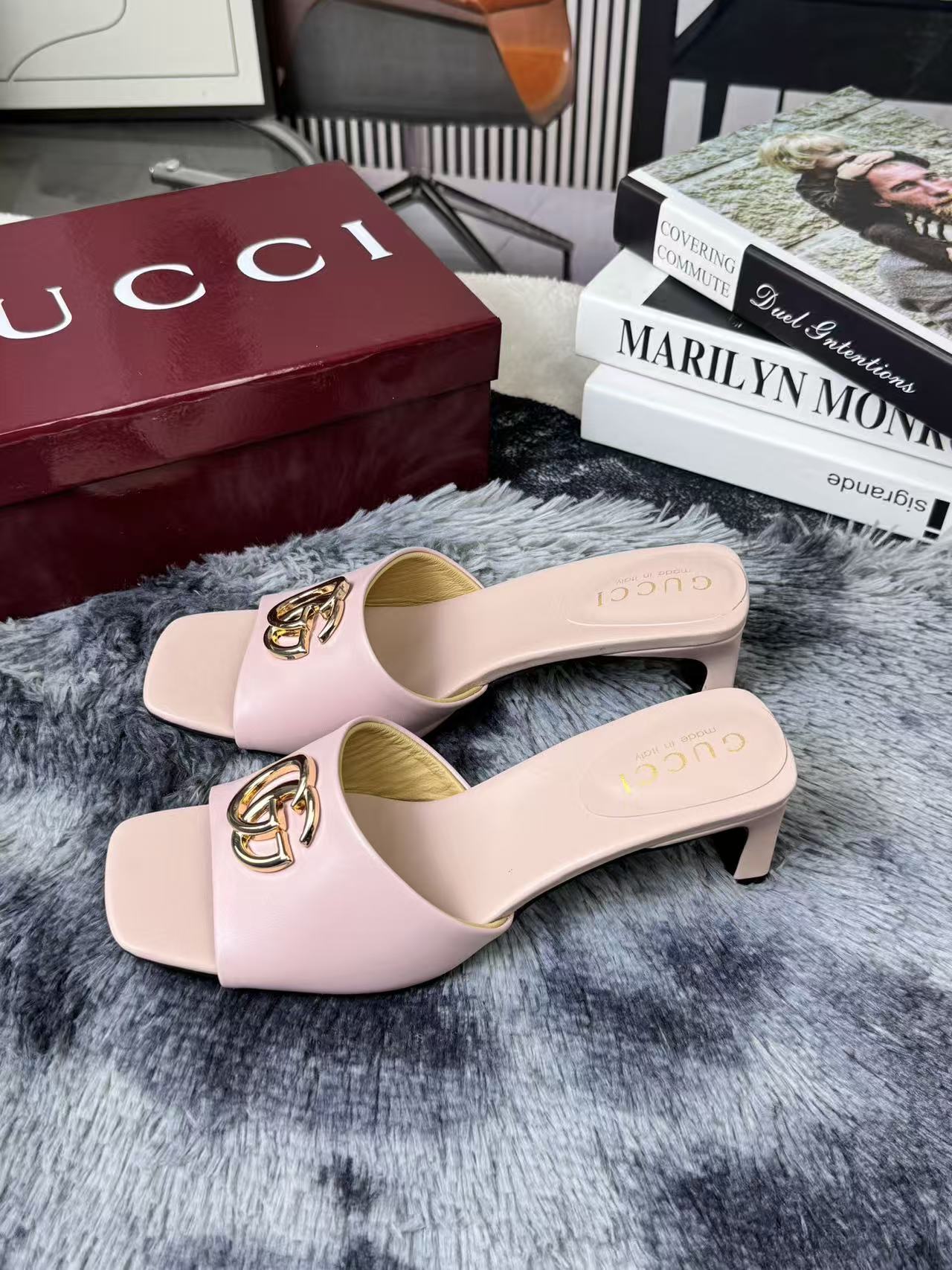 NO:785948,Luxurious texture, fall in love with you in one step!  Gucci Mule high-heeled sandals are carefully made of high-quality leather, with a soft luster and delicate touch. The iconic double G metal buckle is dazzling, instantly enhancing the fashion style of the overall look. The unique square toe design not only shows your personality, but also gives your feet  Comfortable space for your feet. The right thick heel height makes you steady and elegant when walking. Whether you pair it with a simple daily outfit to start an energetic day, or pair it with an exquisite dress to attend an important occasion, it can add a different kind of charm to you and easily become the center of attention.  Leather outsole 35-40, slippers, gucci, sandals, slippers, Leather soles19860909奢华质感,一步倾心！Gucci穆勒高跟凉鞋,采用上乘皮革精心打造,光泽柔和且触感细腻.标志性的双G金属扣璀璨夺目,瞬间提升整体造型的时尚格调.独特的方形鞋头设计,既展现出个性态度,又能给予双脚舒适空间.恰到好处的粗跟高度,行走间稳健又优雅.无论是搭配简约的日常装开启活力满满的一天,还是与精致礼服相衬出席重要场合,它都能为你增添别样魅力,轻松成为众人瞩目的焦点. 真皮大底 35-40,拖鞋,gucci,sandals,slippers,Leather soles,Women's Shoes