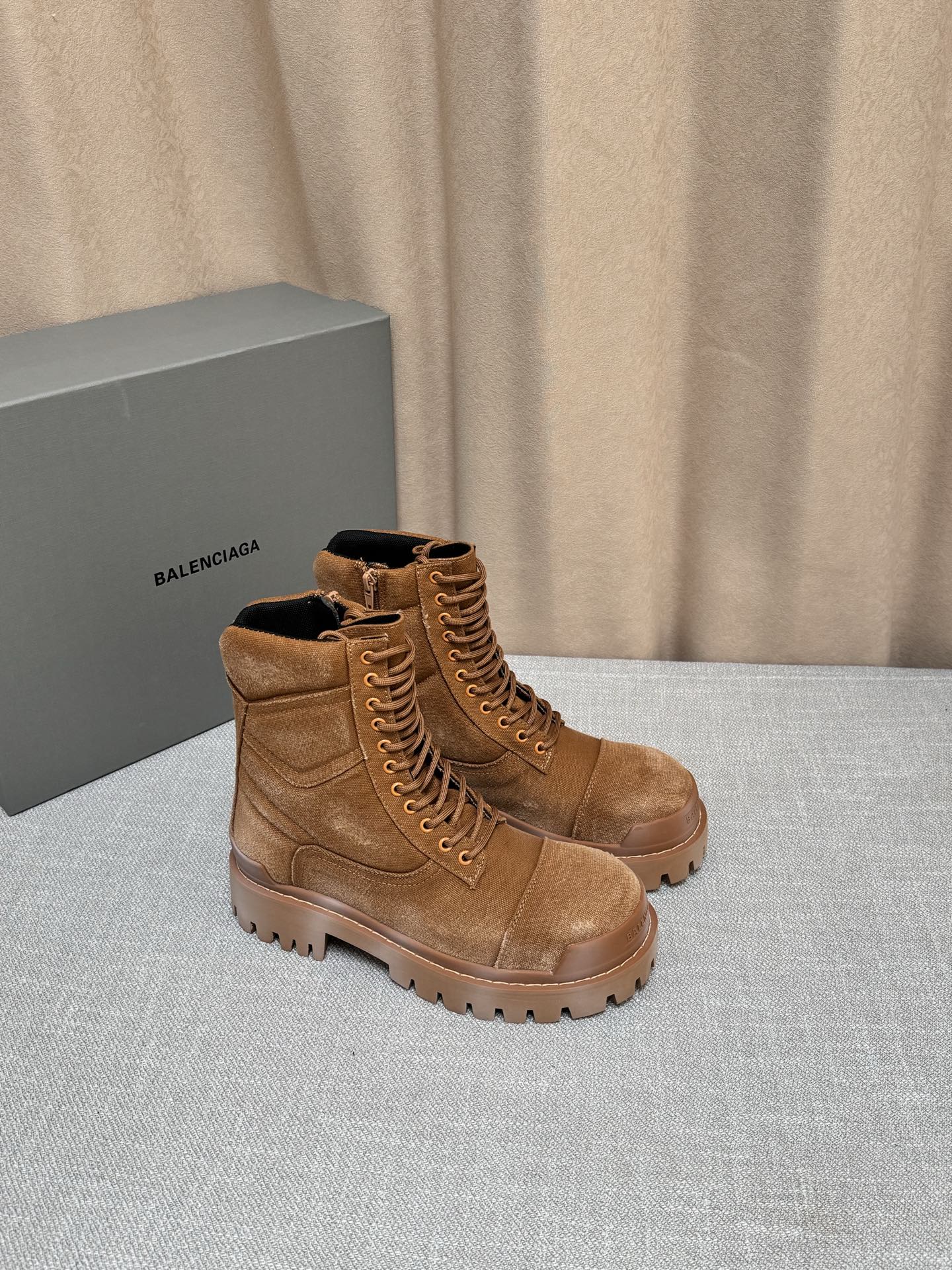 NO:745714,Real price Want to be at the forefront of trends?  Don’t miss this pair of Balenciaga boots!  Simple black color, classic and versatile. The unique thick-soled design instantly fills your aura and shows your personality when walking. Exquisite workmanship and high-quality materials bring a comfortable wearing experience. Whether it is for daily outings or creating a personalized look, it is your best choice, helping you to easily become the focus of fashion!  Size 39-45,,balenciaga,boots19860909实价 想走在潮流前沿？这双巴黎世家靴子别错过！简约黑色系,经典又百搭.独特的厚底设计,气场瞬间拉满,行走间尽显个性态度.精致做工与优质材质,带来舒适穿着体验.无论是日常出街还是打造个性造型,它都是你的绝佳选择,助你轻松成为时尚焦点！ 尺码39-45,,balenciaga,boots,Men's shoes