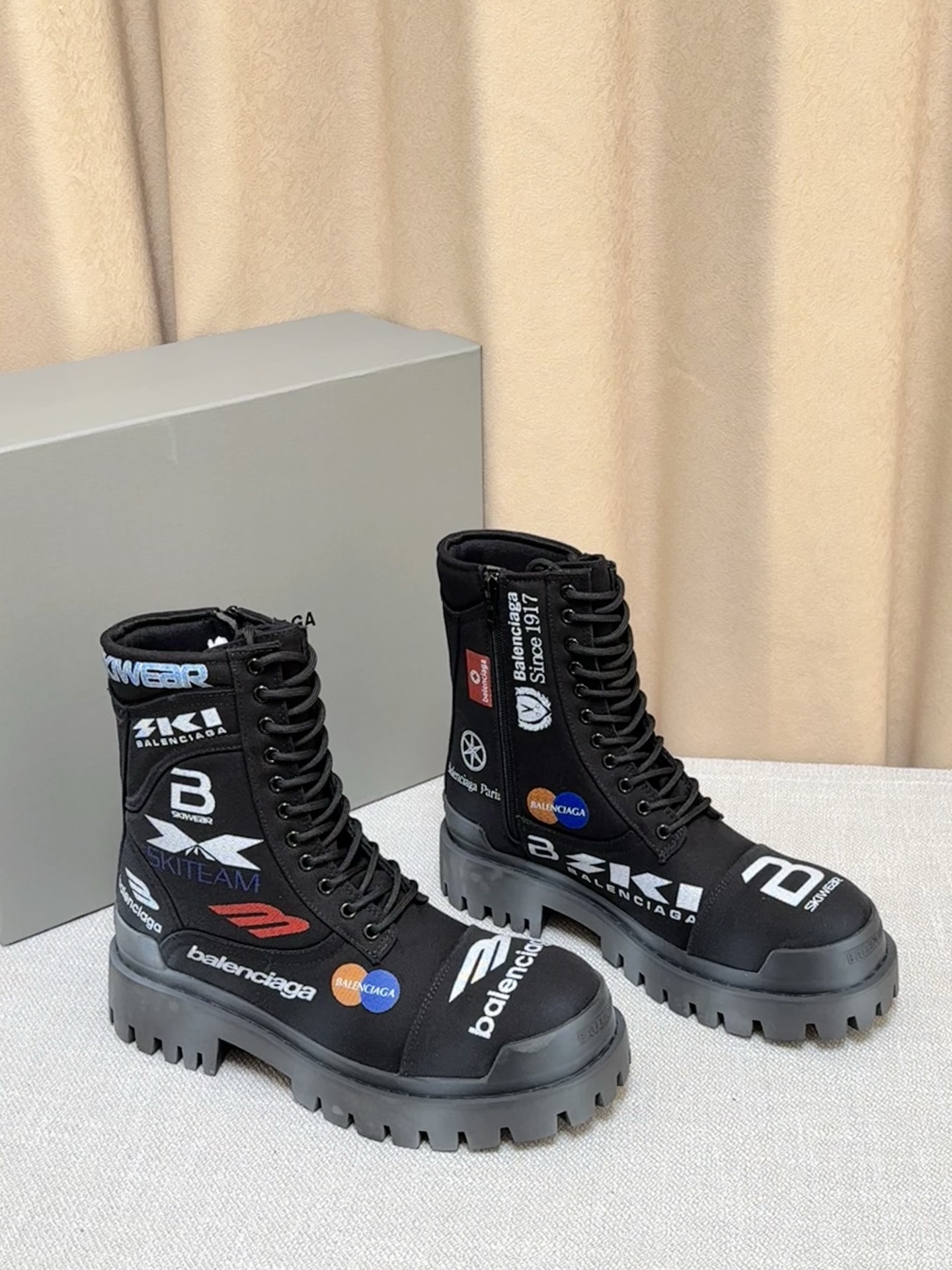 NO:745717,Real price Want to be at the forefront of trends?  Don’t miss this pair of Balenciaga boots!  Simple black color, classic and versatile. The unique thick-soled design instantly fills your aura and shows your personality when walking. Exquisite workmanship and high-quality materials bring a comfortable wearing experience. Whether it is for daily outings or creating a personalized look, it is your best choice, helping you to easily become the focus of fashion!  Size 39-45,,balenciaga,boots19860909实价 想走在潮流前沿？这双巴黎世家靴子别错过！简约黑色系,经典又百搭.独特的厚底设计,气场瞬间拉满,行走间尽显个性态度.精致做工与优质材质,带来舒适穿着体验.无论是日常出街还是打造个性造型,它都是你的绝佳选择,助你轻松成为时尚焦点！ 尺码39-45,,balenciaga,boots,Men's shoes