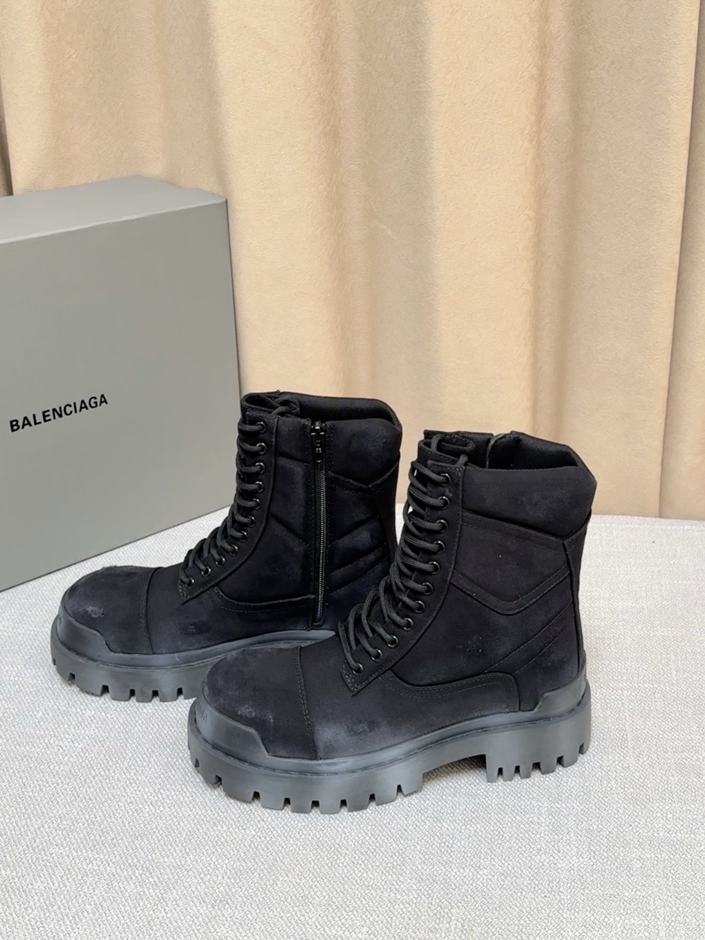 NO:745722,Real price Want to be at the forefront of trends?  Don’t miss this pair of Balenciaga boots!  Simple black color, classic and versatile. The unique thick-soled design instantly fills your aura and shows your personality when walking. Exquisite workmanship and high-quality materials bring a comfortable wearing experience. Whether it is for daily outings or creating a personalized look, it is your best choice, helping you to easily become the focus of fashion!  Size 39-45,,balenciaga,boots19860909实价 想走在潮流前沿？这双巴黎世家靴子别错过！简约黑色系,经典又百搭.独特的厚底设计,气场瞬间拉满,行走间尽显个性态度.精致做工与优质材质,带来舒适穿着体验.无论是日常出街还是打造个性造型,它都是你的绝佳选择,助你轻松成为时尚焦点！ 尺码39-45,,balenciaga,boots,Men's shoes