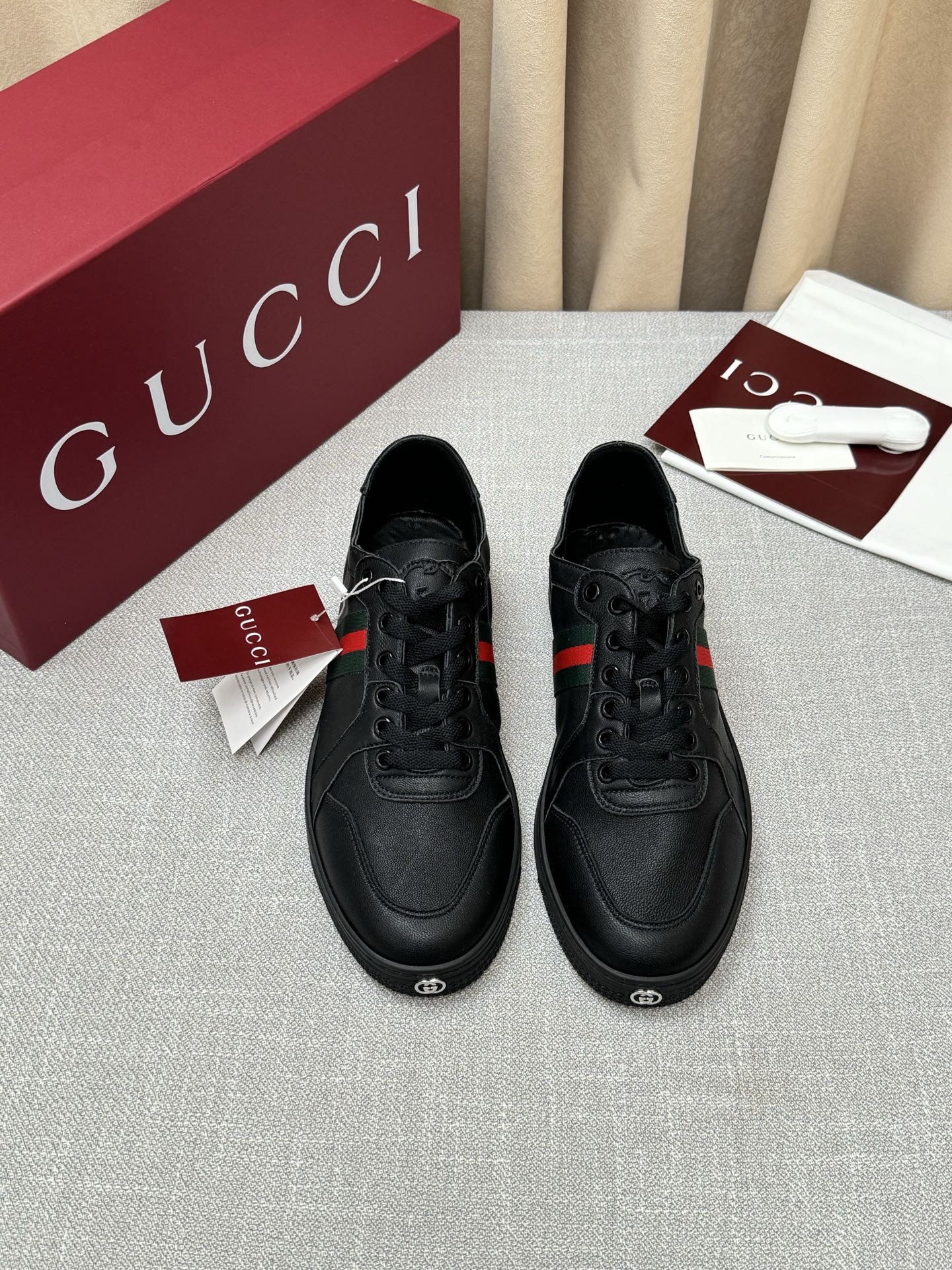 NO:832859,Gucci Gucci series, a market-exclusive version for couples. A collision of classic and fashion, the upper cleverly combines leather and the iconic presbyopia pattern, making it highly recognizable. The exquisite Gucci logo embellishes the details, highlighting the luxurious texture. The thick-soled design not only adds a sense of trend, but also brings a comfortable wearing experience. Whether you are strolling on the street or traveling through the city, it can easily make you the center of attention. Own it and start your own fashion journey!  Female 35-40, male 39-45, gucci19860909Gucci 古奇 系列,情侣款 市场独家版本.经典与时尚的碰撞,鞋面巧妙融合皮革与标志性老花图案,辨识度拉满.精致的Gucci标识点缀细节,彰显奢华质感.厚底设计增添潮流感的同时,还带来舒适的穿着体验.无论是漫步街头还是穿梭都市,它都能让你轻松成为焦点.拥有它,开启属于你的时尚之旅！ 女35-40,男39-45,,gucci,Men's shoes