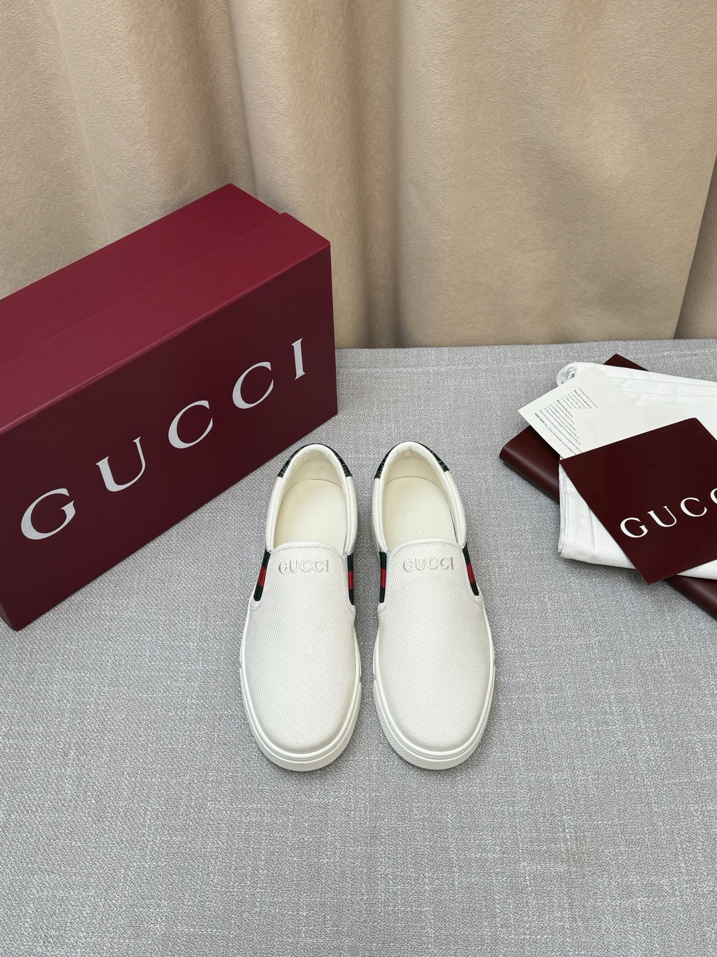 NO:888043,[Gucci] Gucci High-end quality original casual sports sneakers Original Nappa calfskin upper, air-pressured brand totem Water-dyed mixed sheepskin lining Outsole ultra-light TPR rubber; molded outsole Ultra-high quality control·Fine workmanship highlights (high-end·luxury·grade) Size 39-44 (38.45.46, can be customized),,gucci,gucci,cowhide,sheepskin19860909【Gucci】古驰 高端品质 原单·休闲运动板鞋 鞋面原版纳帕小牛皮、空压品牌图腾 内里水染混种羊皮 大底超轻TPR·橡胶；成型大底 超高品控·做工精细凸显(高端·贵气·档次) Size 39-44（38.45.46,可订做),,gucci,gucci,cowhide,sheepskin,Men's shoes