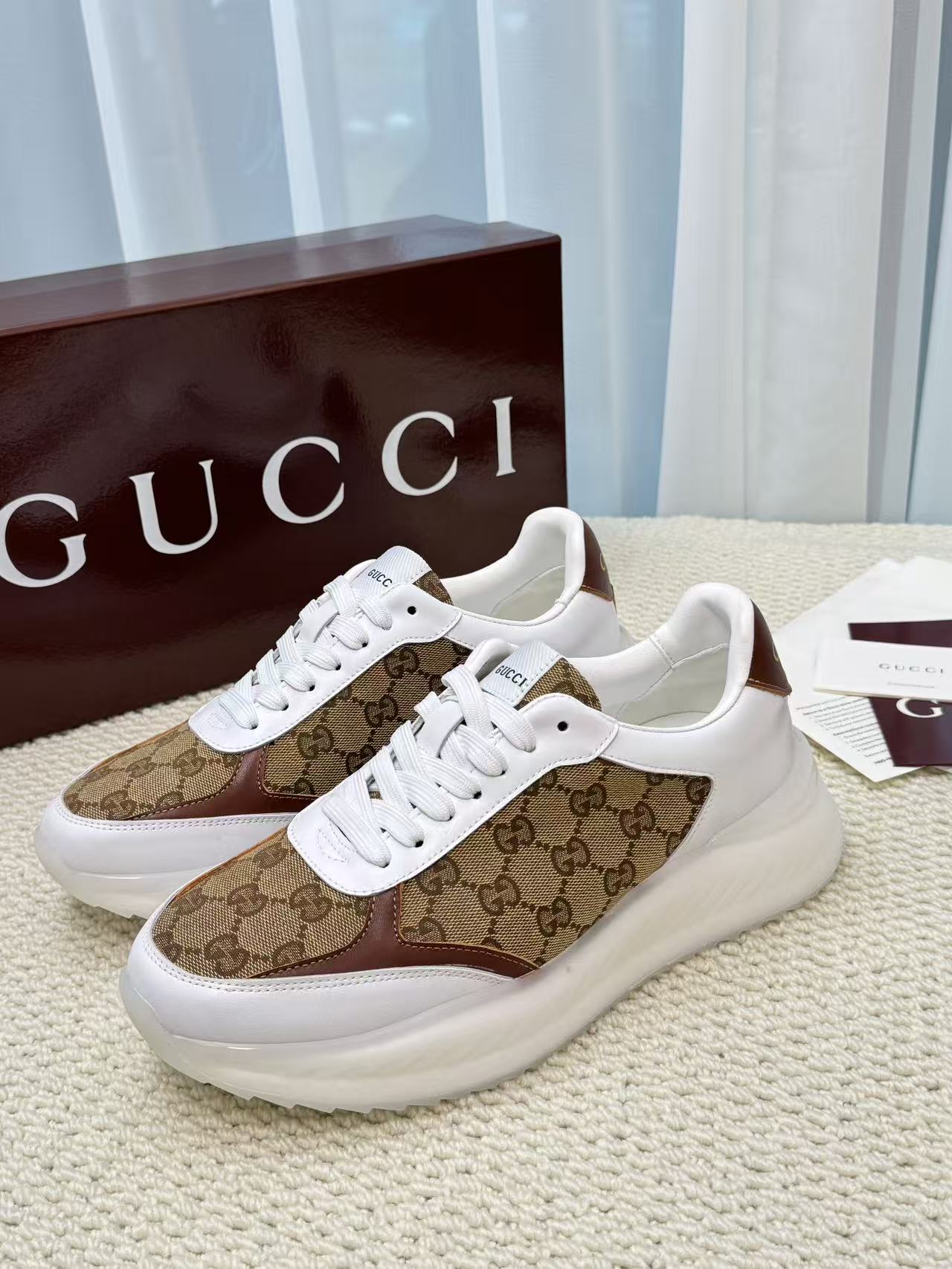 NO:888948,Affordable Gucci series, market-exclusive version. A collision of classics and fashion, the upper is cleverly blended with leather and the iconic presbyopia pattern, making it highly recognizable. The exquisite Gucci logo embellishes the details, highlighting the luxurious texture. The thick-soled design not only adds a sense of trend, but also brings a comfortable wearing experience. Whether you are strolling on the street or traveling through the city, it can easily make you the center of attention. Own it and start your own fashion journey!  39-45,,gucci19860909实价Gucci系列,市场独家版本.经典与时尚的碰撞,鞋面巧妙融合皮革与标志性老花图案,辨识度拉满.精致的Gucci标识点缀细节,彰显奢华质感.厚底设计增添潮流感的同时,还带来舒适的穿着体验.无论是漫步街头还是穿梭都市,它都能让你轻松成为焦点.拥有它,开启属于你的时尚之旅！ 39-45,,gucci,Men's shoes