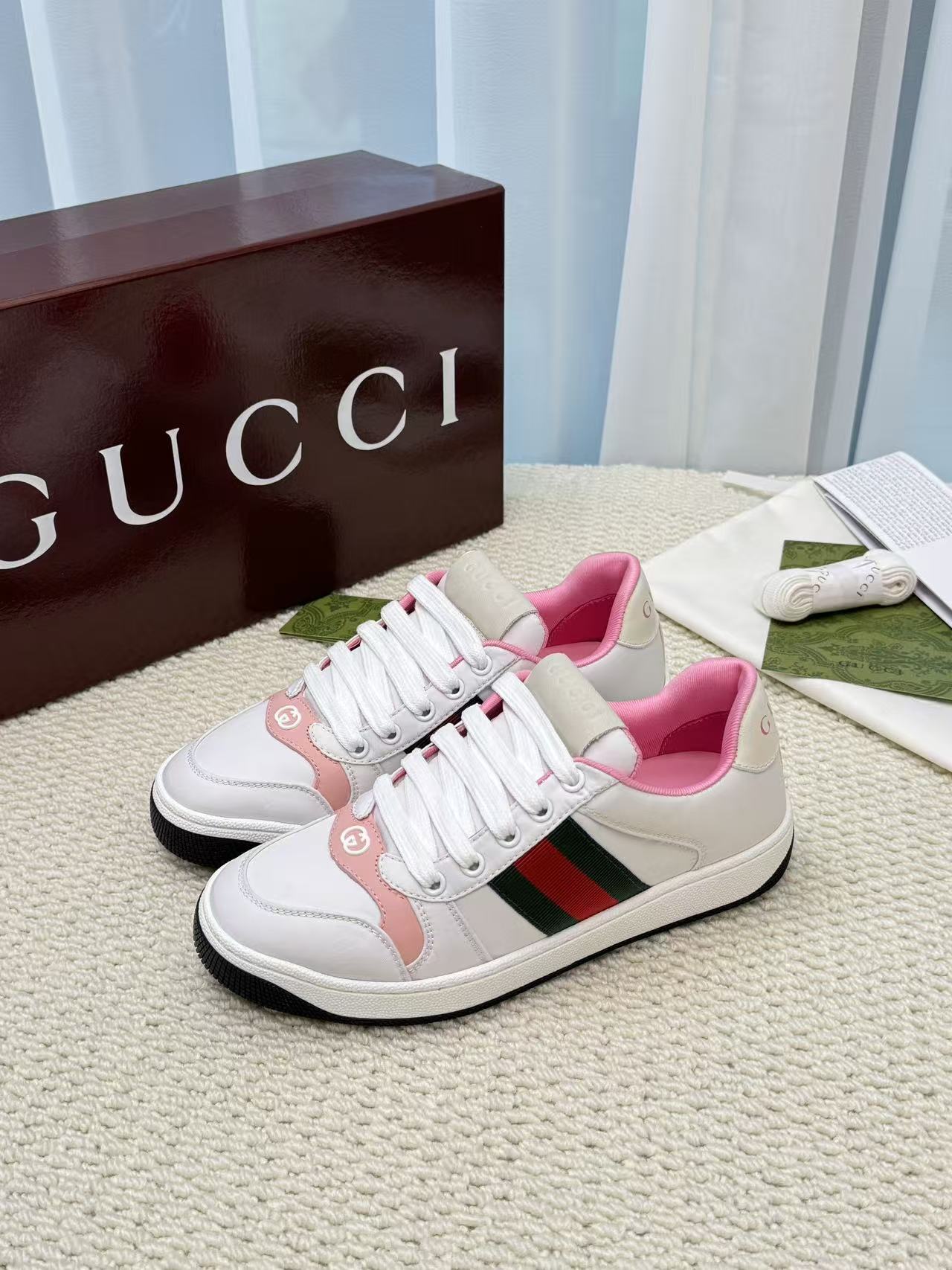 NO:888966,The top version of G's dirty shoes leads the trend. The new series continues to seek inspiration from daily life in other eras and incorporates the current design essence. Made of 3D printed imported first-grain cowhide, decorated with the classic double G monogram pattern, showing the profound connotation of the brand logo. Fabric: Original board imported first-layer frosted cowhide. Foot: Original board double G pad. Outsole: Tpu. Packaging: Complete set with handbag. Remarks: All details are compared with the original board. Matching code:  Female 35-40,,gucci,cowhide19860909顶级版本G家小脏鞋鞋引潮流的步伐全新系列继续从其他时代的日常生活中寻找灵感,并融入当下的设计精髓3D印花进口头层粒面牛皮制作,饰以经典双 G 字母交织图案,尽显深厚的品牌标识内涵 面料:原板进口头层磨砂牛皮 垫脚:原板双G垫 大底:Tpu 包装:全套配手提袋 备注:所有细节均有原板对比 配码: 女35-40,,gucci,cowhide,Men's shoes