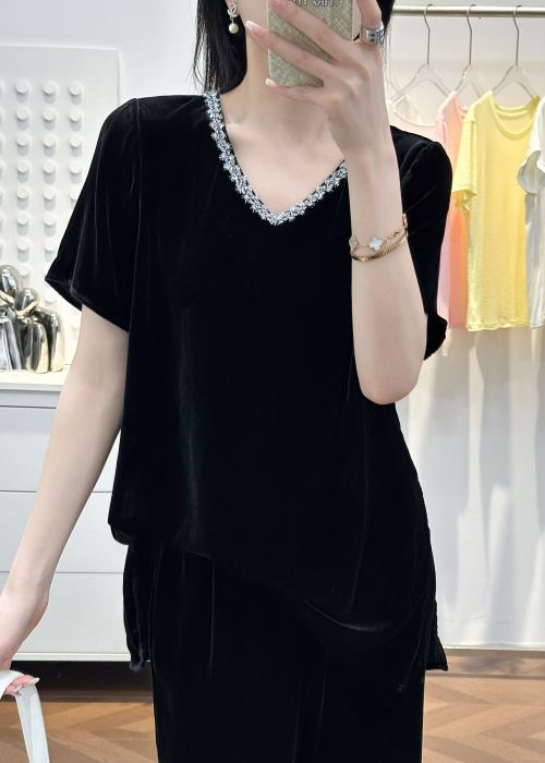 Elegant Silk Velvet Top & Pants Set, V-Neck, Side Slit, Sizes S-XXL 1 Elegant Silk Velvet Top & Pants Set, V-Neck, Side Slit, Sizes S-XXL