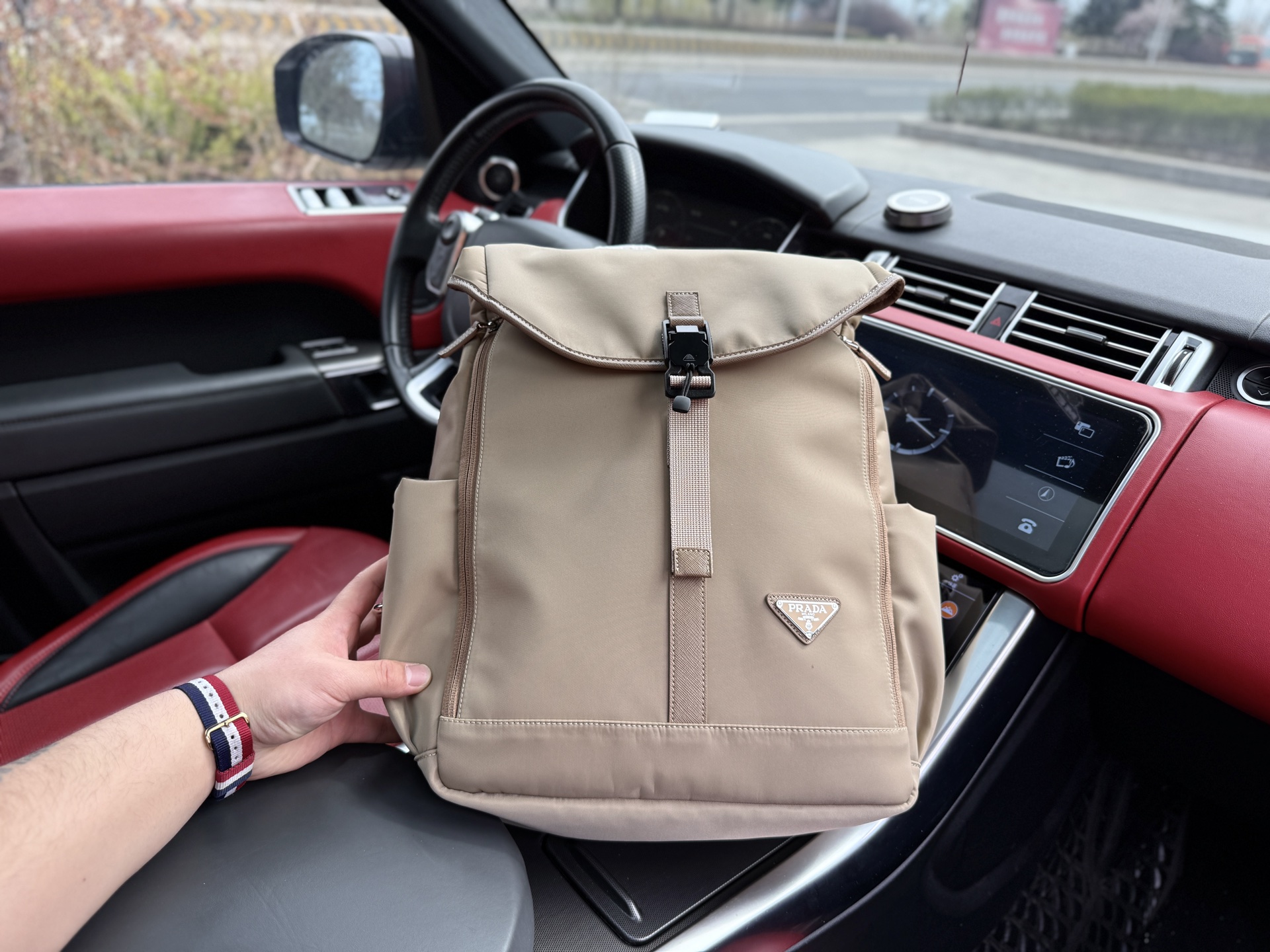 p265 📷高端货‼️ 新款 “ PRADA ”普拉达双肩包 💼 prada普拉达双肩包 品牌徽标拉链开合 尼龙防泼水皮革 学生 双肩包 大号 男款 灰色 内设电脑隔层 拉链暗袋 高清五金logo标志、专用里内里。顺滑拉链、油边平滑、做工精致每个细节到位!潮男必备款 尺寸:30x41x12cm