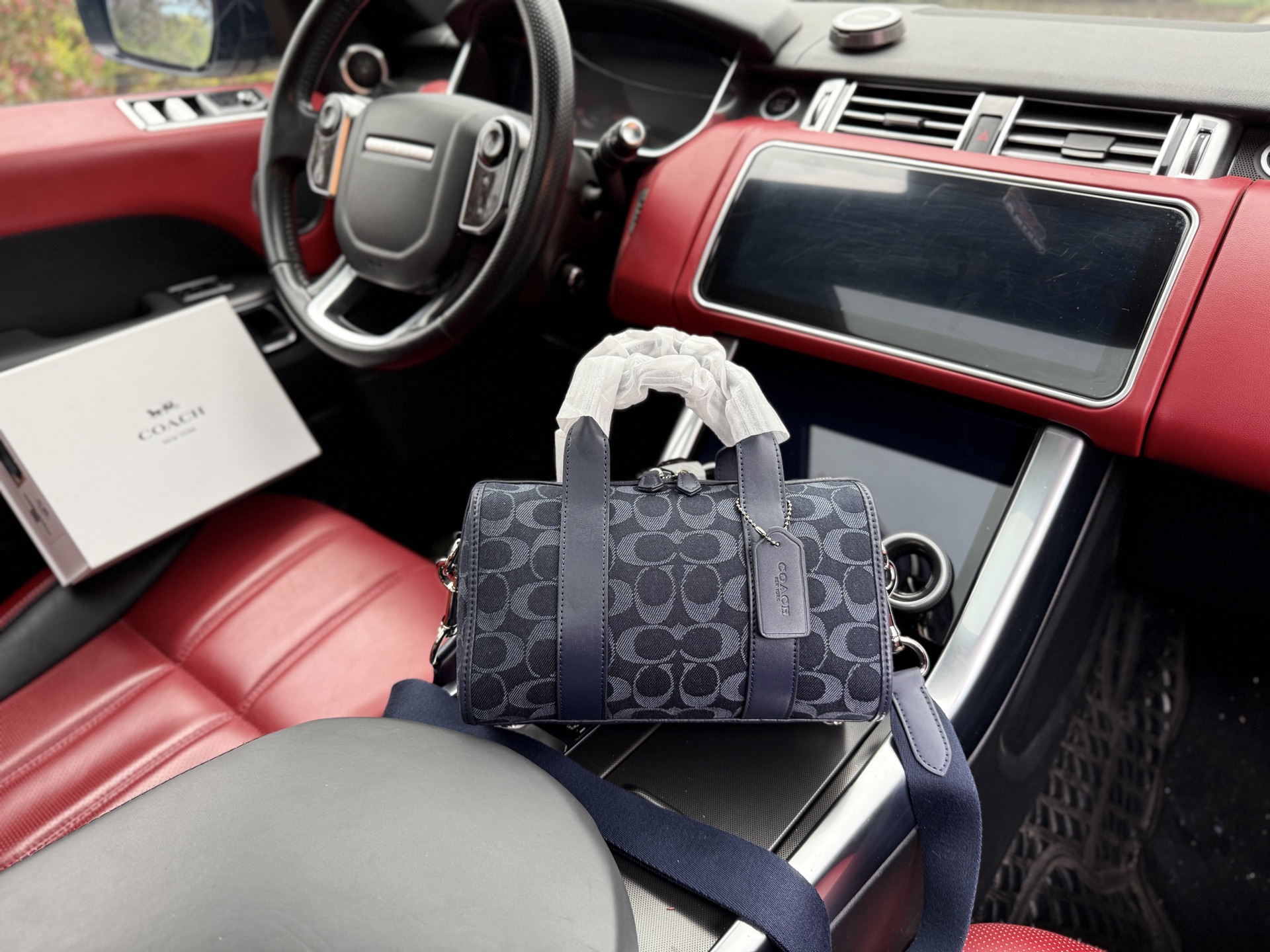 p205 📷高端货‼️ 新款 “ COACH ”蔻驰单肩包💼 coach蔻驰相机包单肩斜挎包 COACH蔻驰 Gotham 24 经典标志 涂层帆布 手提单肩斜挎包 中号 男款 蓝牛仔 🐂双隔层超高清五金logo标志、顺滑拉链、油边超平滑、做工精致每个细节到位!男人必备款。规格:24x14x11cm 配礼盒🎁