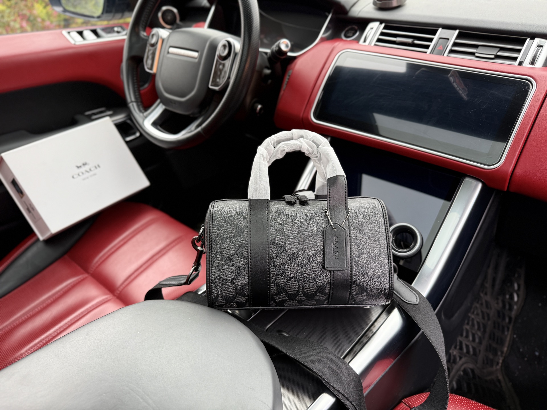 p205 📷高端货‼️ 新款 “ COACH ”蔻驰单肩包💼 coach蔻驰相机包单肩斜挎包 COACH蔻驰 Gotham 24 经典标志 涂层帆布 手提单肩斜挎包 中号 男款 铅灰色🐂双隔层超高清五金logo标志、顺滑拉链、油边超平滑、做工精致每个细节到位!男人必备款。规格:24x14x11cm 配礼盒🎁