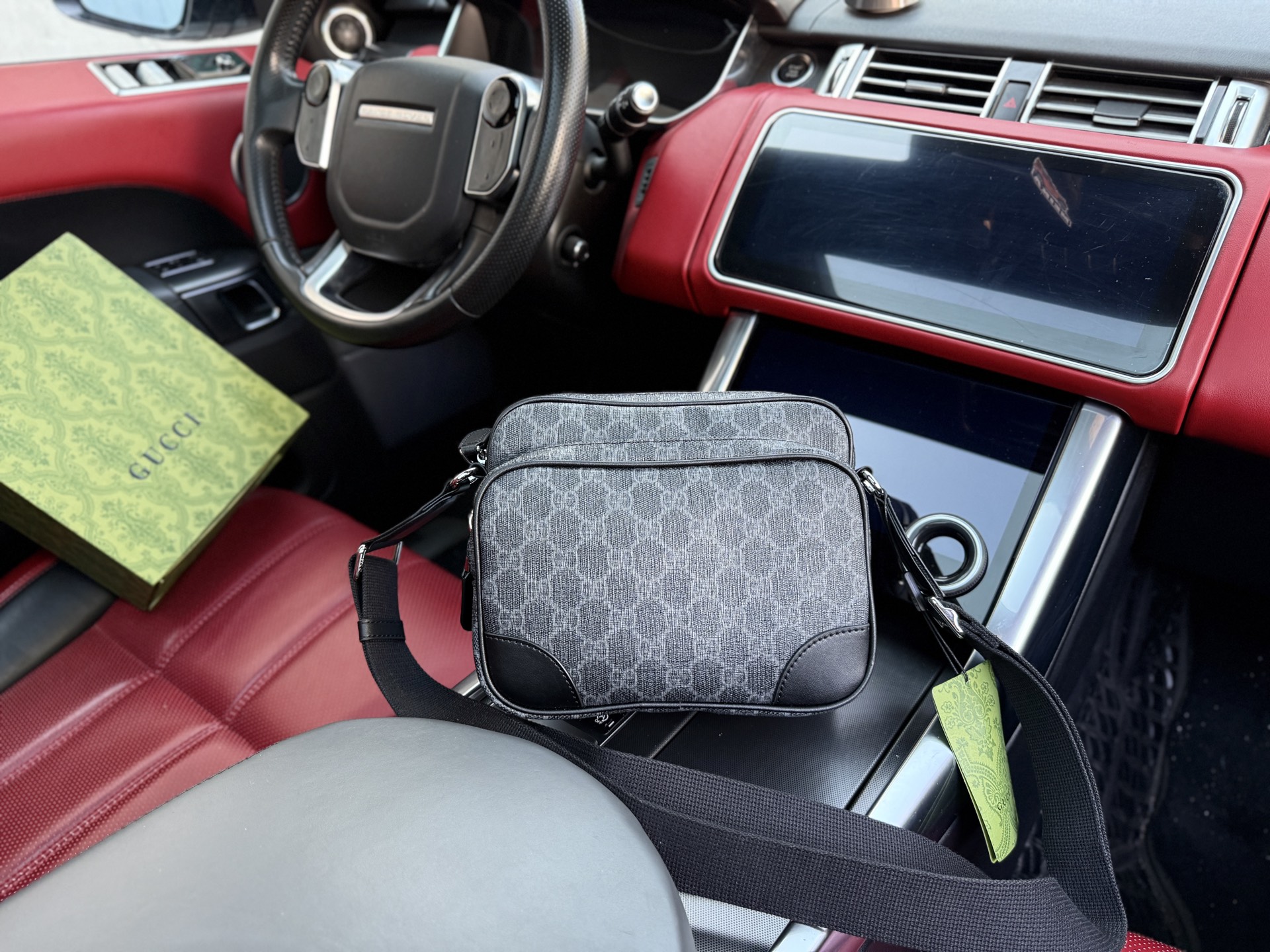 p205 📷高端货‼️ 新款 “ GUCCI ”古奇单肩包💼 GUCCI古驰邮差包 GUCCI古驰 GG Emblem 标志品牌印花拉链开合 涂层面料 单肩斜挎包 中号 男款 黑色 高清五金logo标志、内里隔层!专用内里。顺滑拉链、做工精致每个细节到位!男人必备款。规格:23x16.5x8cm 配折叠礼盒🎁