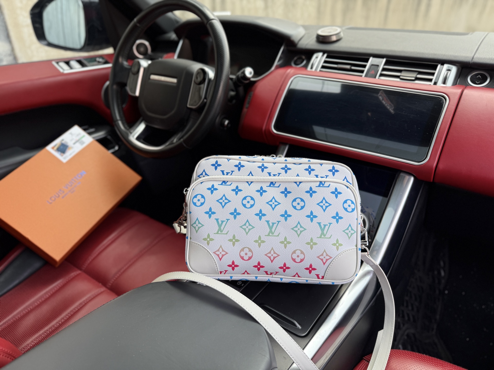 p190📷高端货‼️ 新款 “Louis Vuitton”lv单肩包💼 路易威登邮差包 M13897 LOUIS VUITTON Trunk 街头潮酷经典老花拉链开合 交织字母涂层帆布 软盒子小方包手提包单肩包斜挎包 男款 棕色 超高清五金logo标志、顺滑拉链、油边超平滑、做工精致每个细节到位!男人必备款 尽显运动风范 商务工作中的理想伴侣。尺寸:26x20x12cm 配礼盒🎁