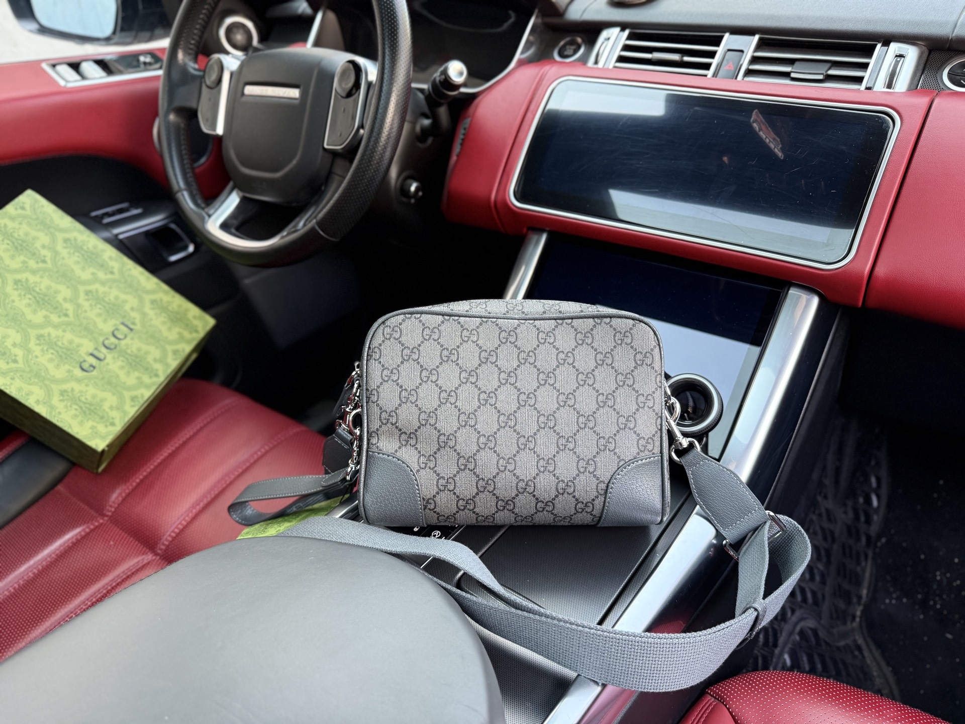 p210 📷高端货‼️ 新款 “ GUCCI ”古奇单肩包💼 GUCCI古驰邮差包 GUCCI古驰 GG Emblem 老花满印可调节拆卸肩带拉链开合 涂层织物 单肩斜挎包 小号 男款 灰色 高清五金logo标志、内里隔层!专用内里。顺滑拉链、做工精致每个细节到位!男人必备款。规格:23x16.5x8cm 配折叠礼盒🎁