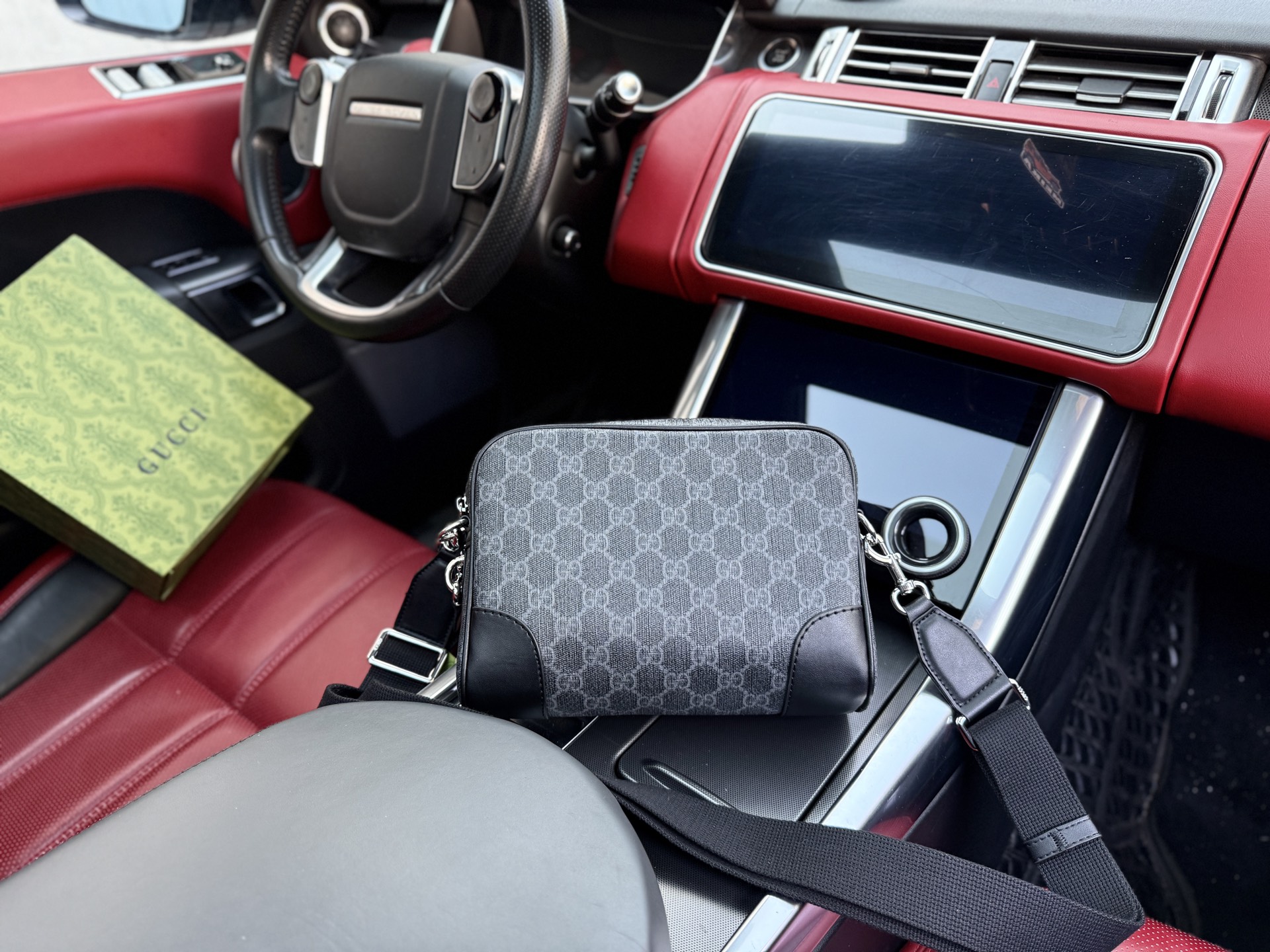 p210 📷高端货‼️ 新款 “ GUCCI ”古奇单肩包💼 GUCCI古驰邮差包 GUCCI古驰 GG Emblem 老花满印可调节拆卸肩带拉链开合 涂层织物 单肩斜挎包 小号 男款 铅灰色 高清五金logo标志、内里隔层!专用内里。顺滑拉链、做工精致每个细节到位!男人必备款。规格:23x16.5x8cm 配折叠礼盒🎁