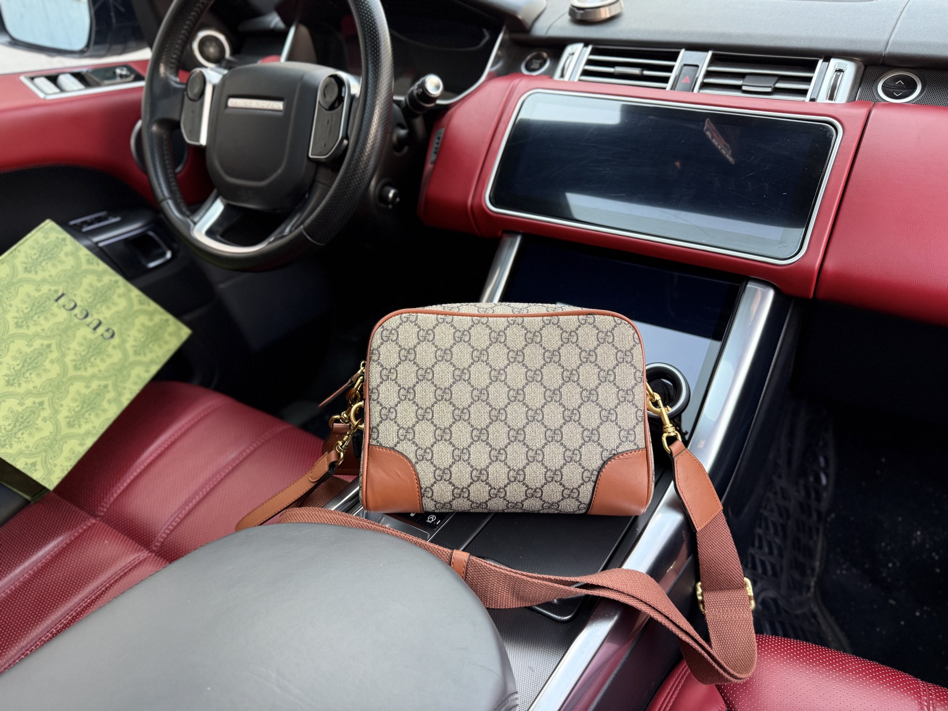 p210 📷高端货‼️ 新款 “ GUCCI ”古奇单肩包💼 GUCCI古驰邮差包 GUCCI古驰 GG Emblem 老花满印可调节拆卸肩带拉链开合 涂层织物 单肩斜挎包 小号 男款 米色拼棕色 高清五金logo标志、内里隔层!专用内里。顺滑拉链、做工精致每个细节到位!男人必备款。规格:23x16.5x8cm 配折叠礼盒🎁