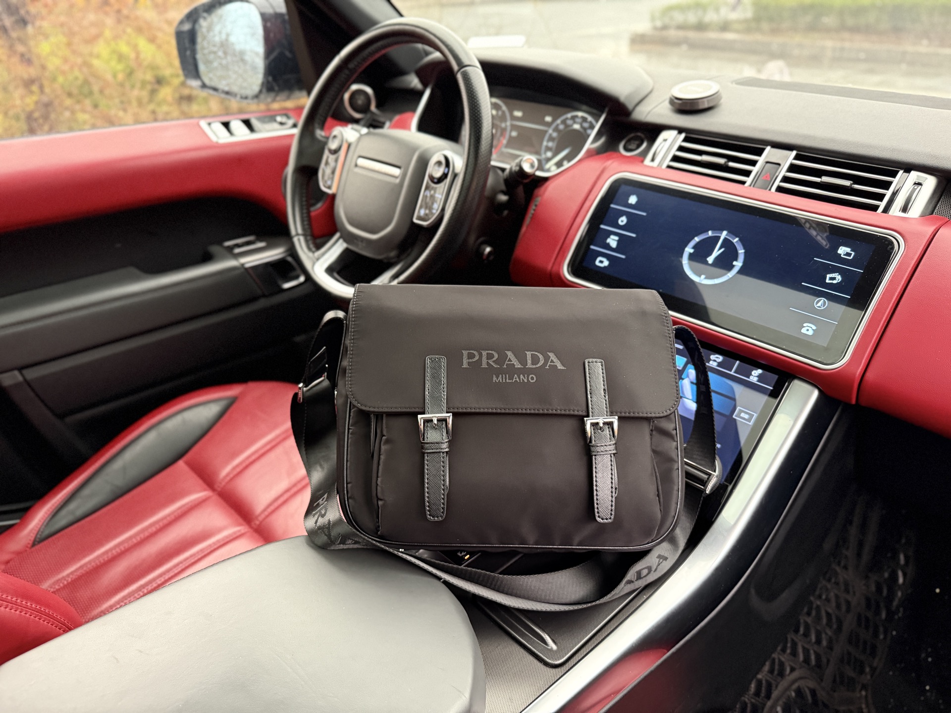 💰280 📷高端货‼️ 最新款 “ PRADA ”普拉达单肩包💼普拉达邮差包手提斜挎包 字母Logo徽标可调节肩带Saffiano皮革邮差包单肩斜挎包 男款 黑色 尼龙和Saffiano 皮革斜挎包尼龙材质金属配件和钛金属拉链Prada徽标织物衬里两枚旁开扣 正面三角形珐琅徽标这款摩登时尚的单肩包配有可拆卸的小袋挂饰和空间宽大的内部隔层,彰显功能性。顺滑拉链 专用内里 高清五金标识。规格:30x24x11cm