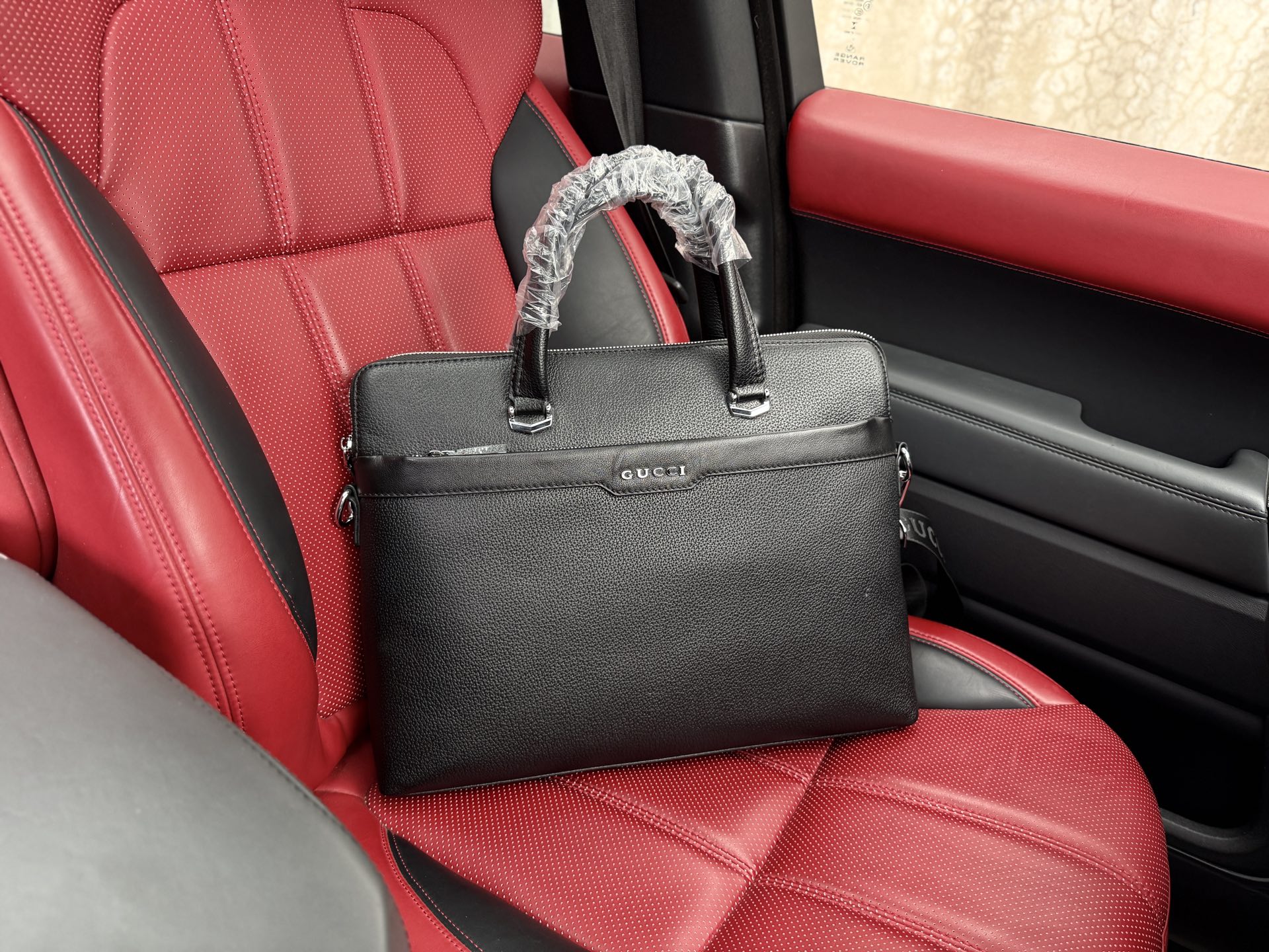 💰300 📷高端货‼️ “ GUCCI ”古奇公文包💼古驰男士小牛皮公文包 顶级进口原厂面料🐂高清五金logo标志、专用里内里。电脑隔层,拉链暗袋。顺滑拉链、油边超平滑、可单肩斜挎背!j做工精致每个细节到位!职业男人必备款。规格:38x29x6cm