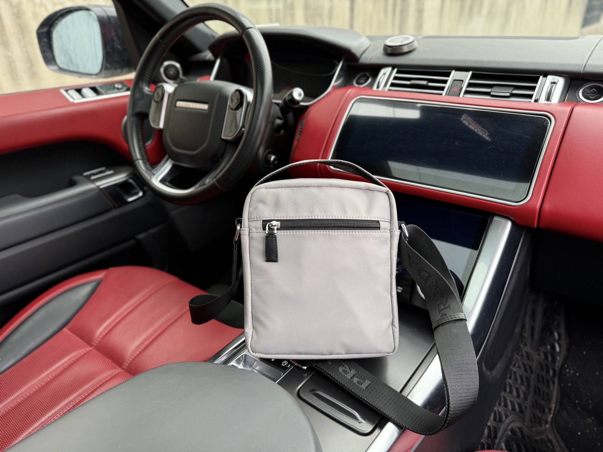 💰240 📷高端货‼️ 最新款 “ PRADA ”普拉达单肩包💼普拉达邮差包手提斜挎包 字母Logo徽标可调节肩带Saffiano皮革邮差包单肩斜挎包 男款 黑色 尼龙和Saffiano 皮革斜挎包尼龙材质金属配件和钛金属拉链Prada徽标织物衬里两枚旁开扣 正面三角形珐琅徽标这款摩登时尚的单肩包配有可拆卸的小袋挂饰和空间宽大的内部隔层,彰显功能性。顺滑拉链 专用内里 高清五金标识。规格:20x23x6cm 配礼盒🎁