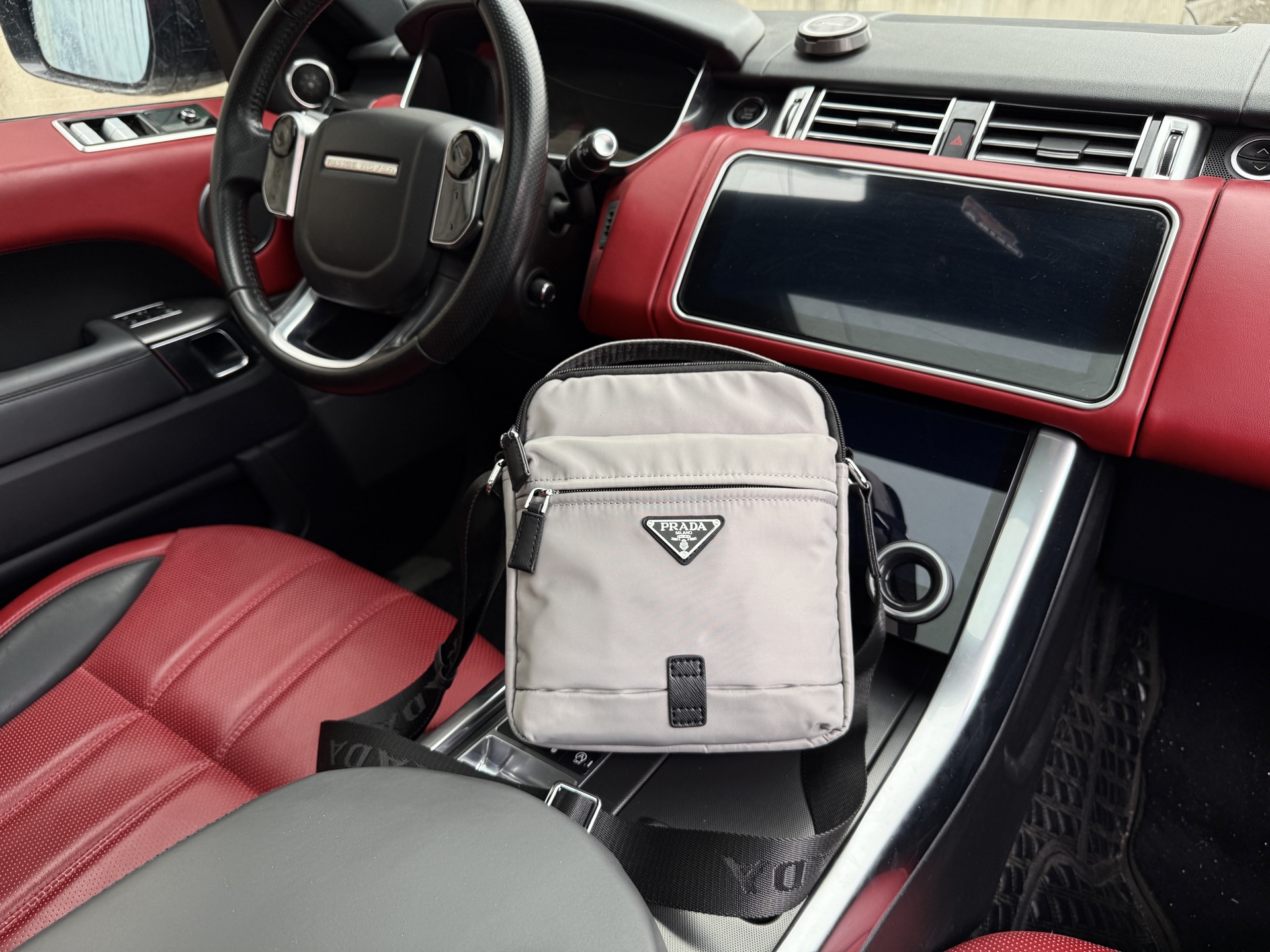 💰240 📷高端货‼️ 最新款 “ PRADA ”普拉达单肩包💼普拉达邮差包手提斜挎包 字母Logo徽标可调节肩带Saffiano皮革邮差包单肩斜挎包 男款 黑色 尼龙和Saffiano 皮革斜挎包尼龙材质金属配件和钛金属拉链Prada徽标织物衬里两枚旁开扣 正面三角形珐琅徽标这款摩登时尚的单肩包配有可拆卸的小袋挂饰和空间宽大的内部隔层,彰显功能性。顺滑拉链 专用内里 高清五金标识。规格:20x23x6cm 配礼盒🎁