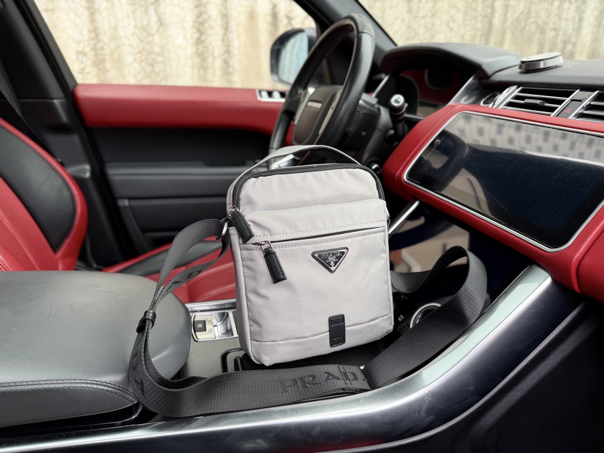 💰240 📷高端货‼️ 最新款 “ PRADA ”普拉达单肩包💼普拉达邮差包手提斜挎包 字母Logo徽标可调节肩带Saffiano皮革邮差包单肩斜挎包 男款 黑色 尼龙和Saffiano 皮革斜挎包尼龙材质金属配件和钛金属拉链Prada徽标织物衬里两枚旁开扣 正面三角形珐琅徽标这款摩登时尚的单肩包配有可拆卸的小袋挂饰和空间宽大的内部隔层,彰显功能性。顺滑拉链 专用内里 高清五金标识。规格:20x23x6cm 配礼盒🎁