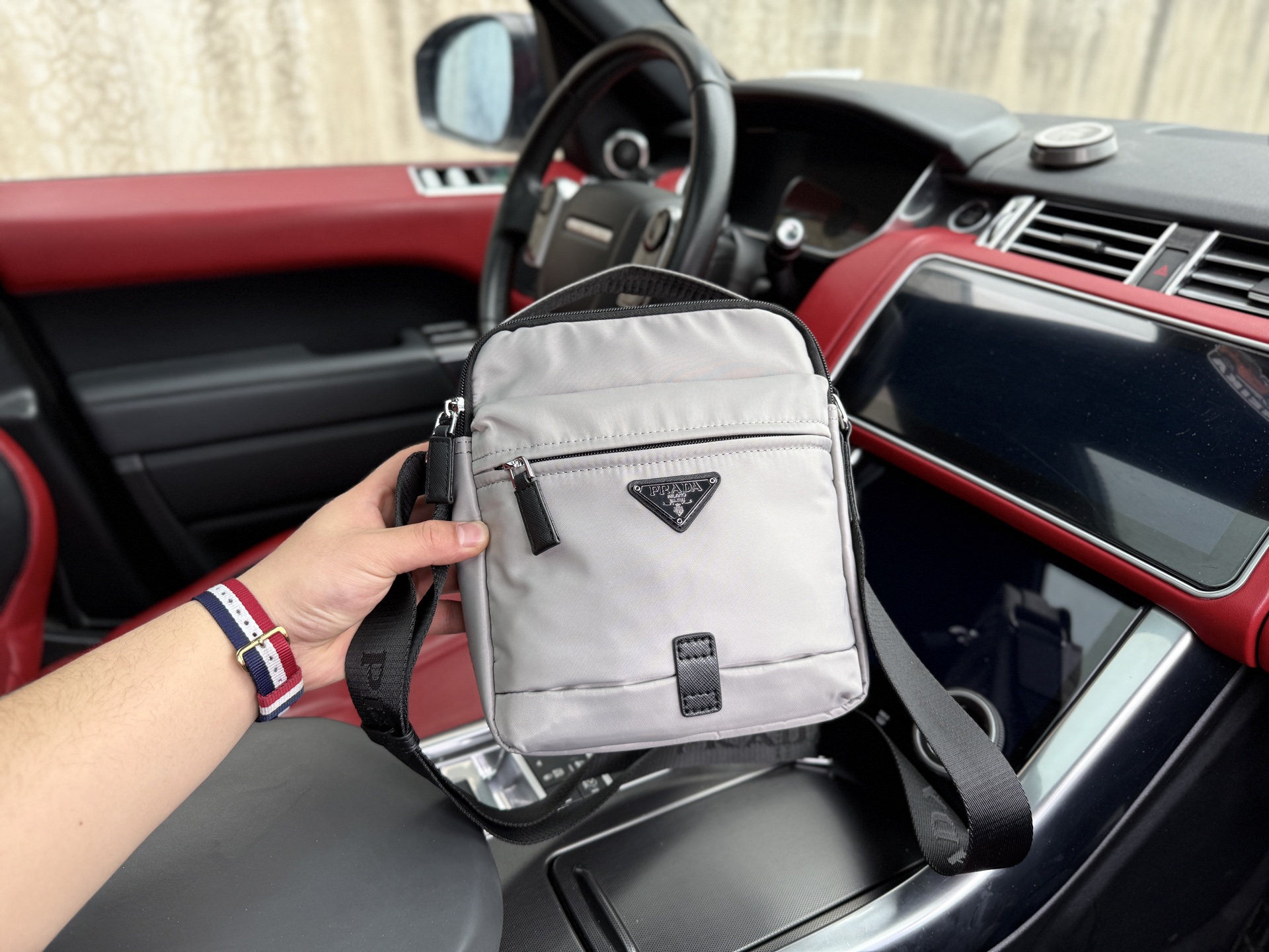 💰240 📷高端货‼️ 最新款 “ PRADA ”普拉达单肩包💼普拉达邮差包手提斜挎包 字母Logo徽标可调节肩带Saffiano皮革邮差包单肩斜挎包 男款 黑色 尼龙和Saffiano 皮革斜挎包尼龙材质金属配件和钛金属拉链Prada徽标织物衬里两枚旁开扣 正面三角形珐琅徽标这款摩登时尚的单肩包配有可拆卸的小袋挂饰和空间宽大的内部隔层,彰显功能性。顺滑拉链 专用内里 高清五金标识。规格:20x23x6cm 配礼盒🎁