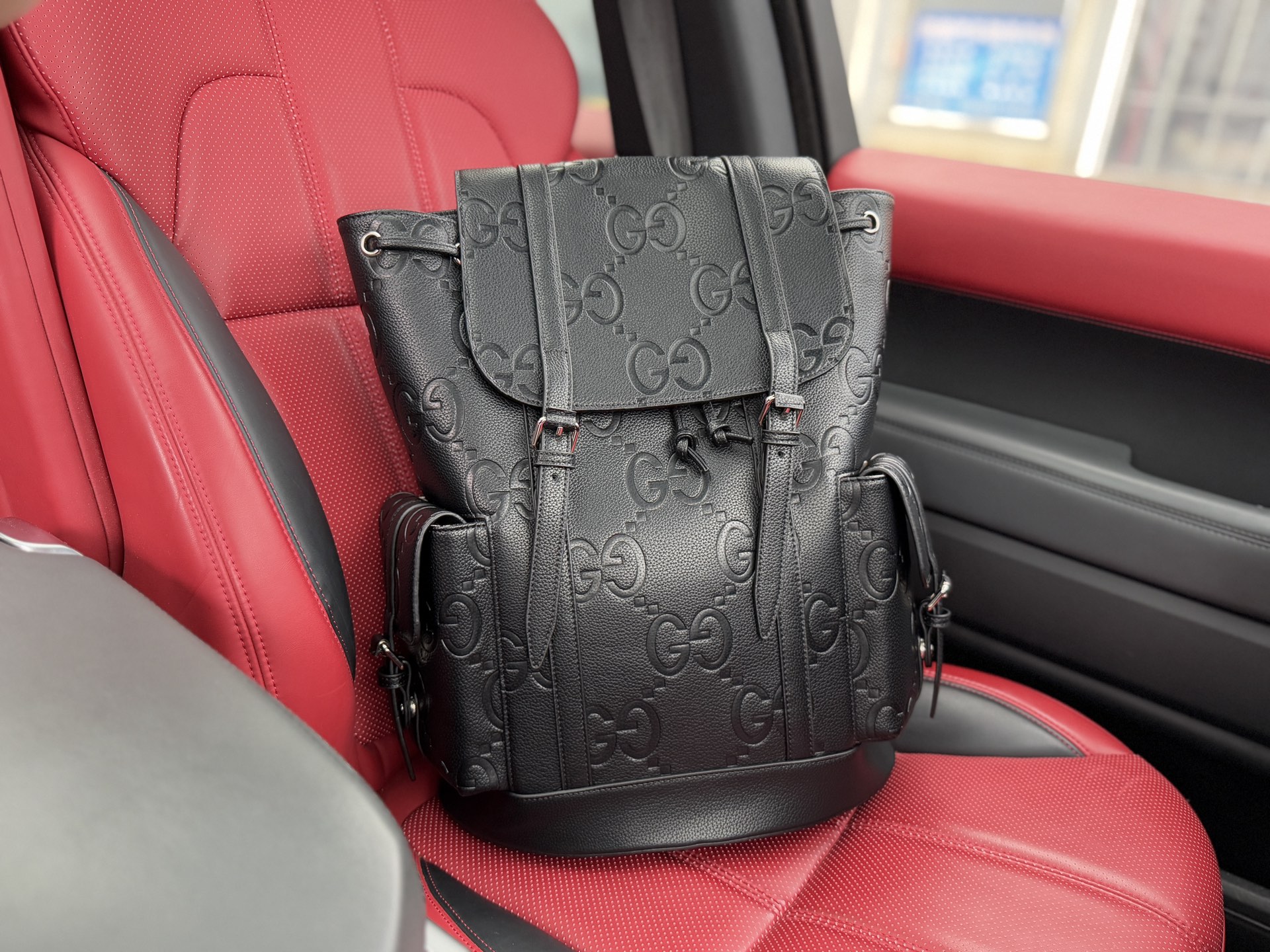 💰280 📷高端货‼️ 新款 “ GUCCI ”古奇双肩包💼gucci古驰双肩包男士 旅行双肩包 明星同款GG图案采用醒目的黑色。更搭配织带装饰肩带和黑色皮革滚边。老花Logo压纹大容量 皮革 书包背包双肩包 男款 灰色柔软GG Supreme，覆面超细纤维面料制作，配以黑色皮革滚边 超高清五金 顺滑拉链 专用内里 男士必备款！规格：34x42x16cm