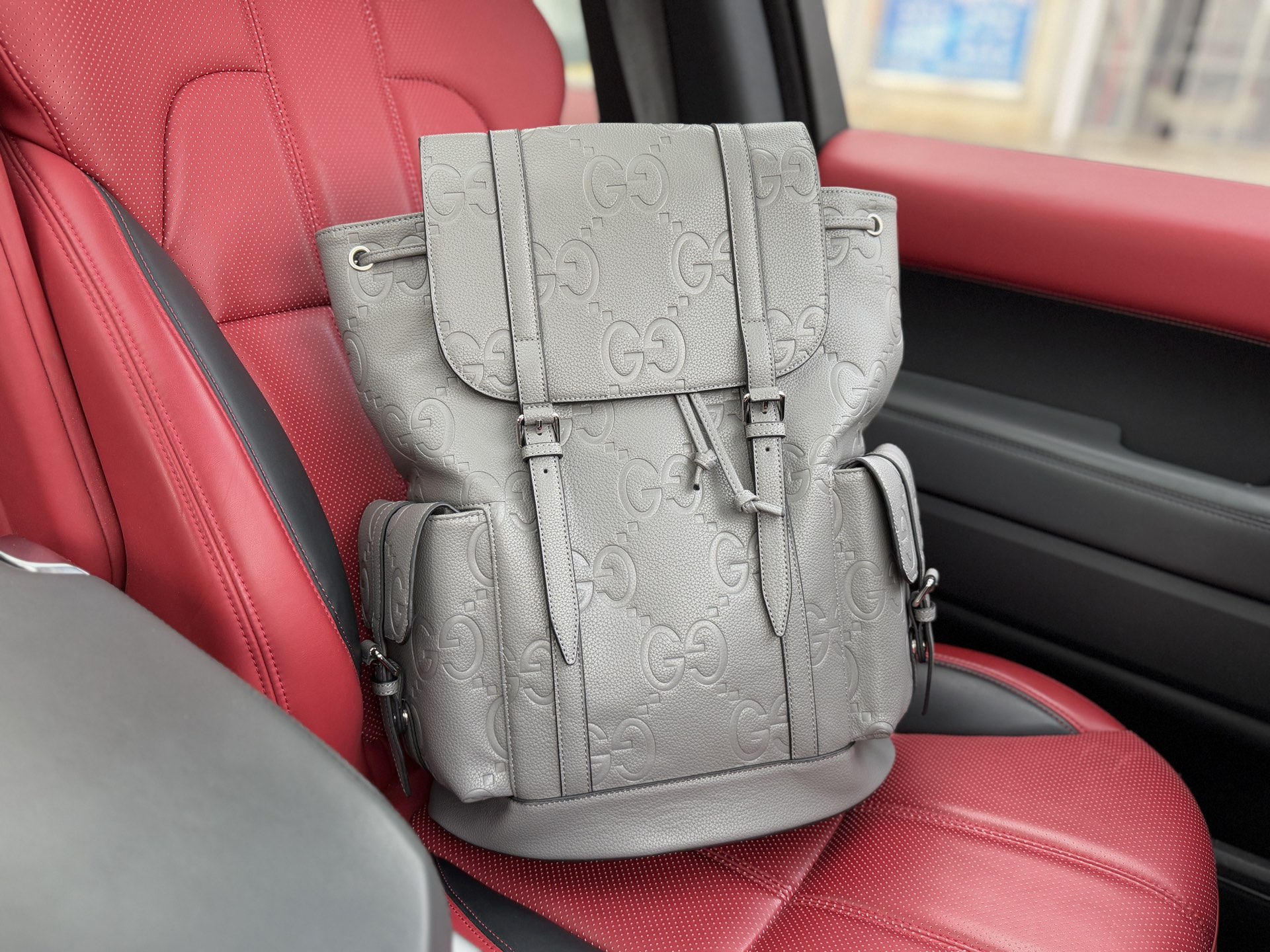 💰280 📷高端货‼️ 新款 “ GUCCI ”古奇双肩包💼gucci古驰双肩包男士 旅行双肩包 GUCCI古驰 老花Logo压纹大容量 皮革 背包双肩包 男款 灰色 老花Logo压纹大容量 皮革 书包背包双肩包 男款 柔软GG Supreme，覆面超细纤维面料制作，配以黑色皮革滚边 超高清五金 顺滑拉链 专用内里 男士必备款！规格：34x42x16cm