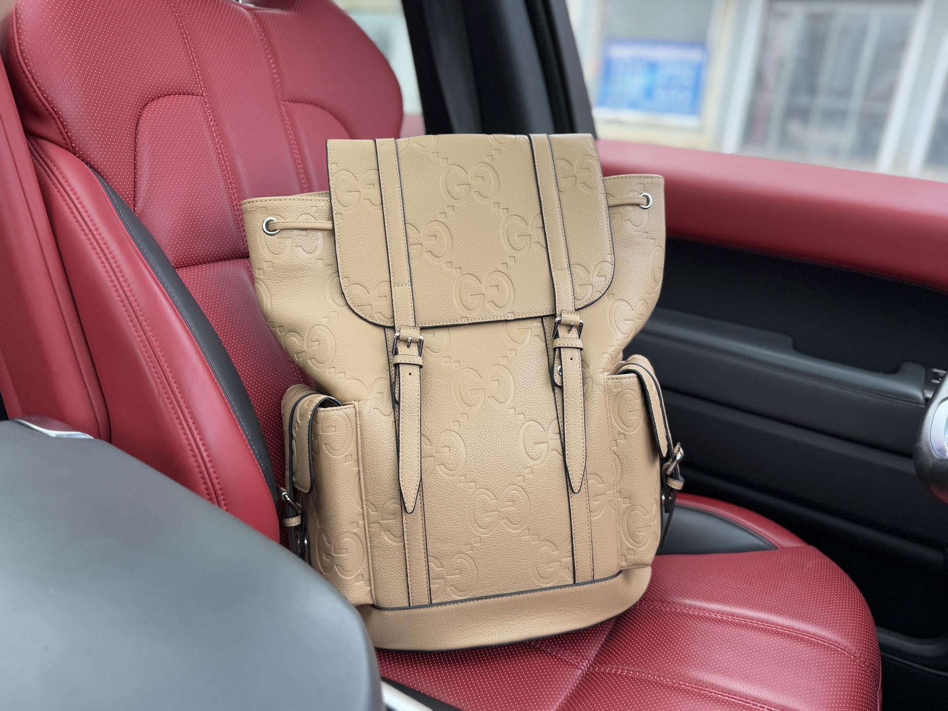 💰280  📷高端货‼️ 新款 “ GUCCI ”古奇双肩包💼gucci古驰双肩包男士 旅行双肩包 GUCCI古驰 老花Logo压纹大容量 皮革 背包双肩包 男款 灰褐色 老花Logo压纹大容量 皮革 书包背包双肩包 男款 柔软GG Supreme，覆面超细纤维面料制作，配以黑色皮革滚边 超高清五金 顺滑拉链 专用内里 男士必备款！规格：34x42x16cm