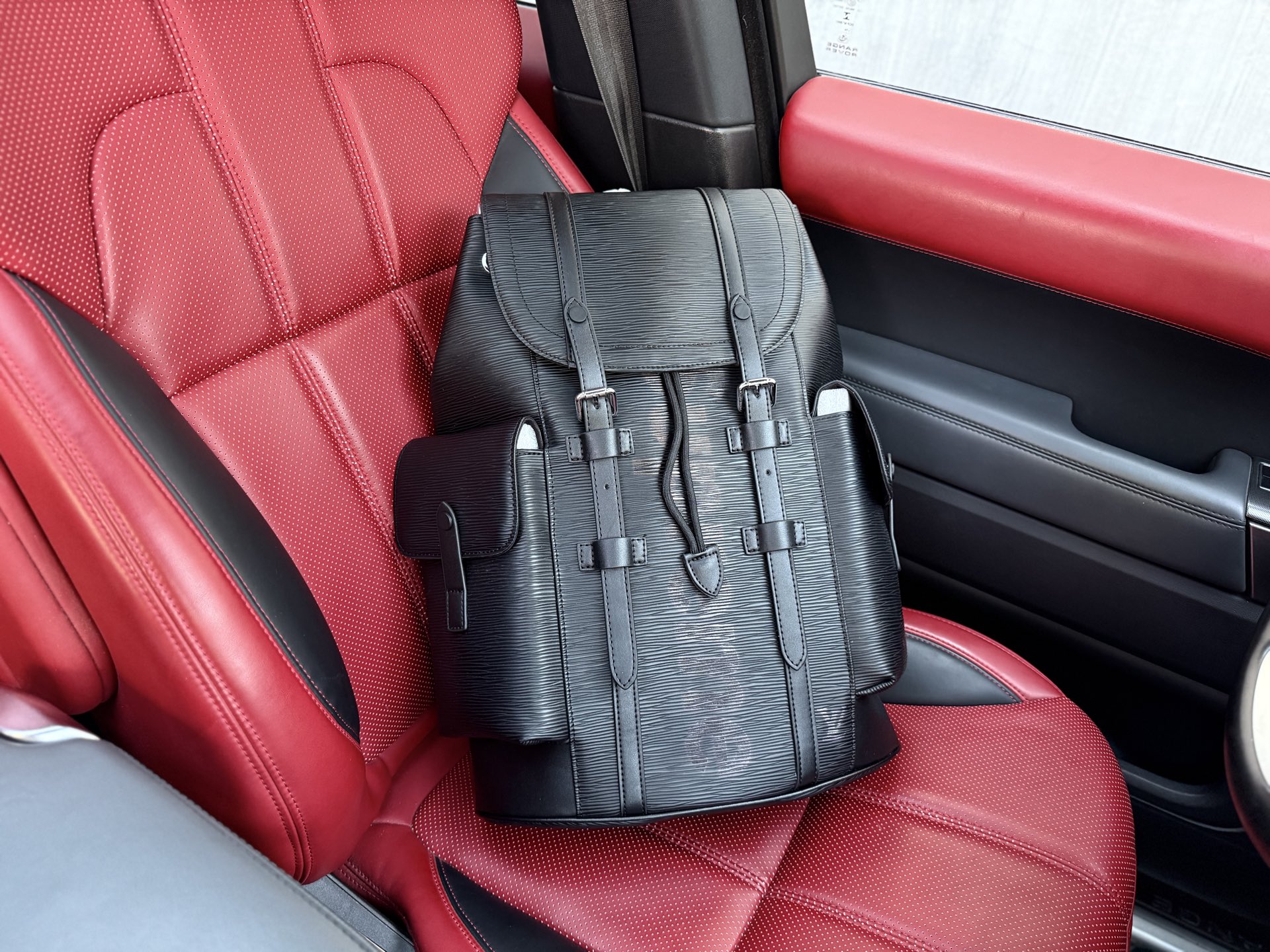 📷高端货 ️ 新款 “ Louis Vuitton”lv双肩包💼 路易威登双肩包 M41709 LOUIS VUITTON Supreme CHRISTOPHER 纯色时尚 品牌logo 皮革 背包双肩包 男女同款情侣款 黑色 主隔层和翻盖前袋为周末出游或徜徉城市提供充裕随行空间 进口原厂面料🐂 拉链暗袋,超高清五金logo标志、专用里内里.超顺滑拉链、油边超平滑、做工精致每个细节到位!旅行必备款.尺寸:34x47x13cm